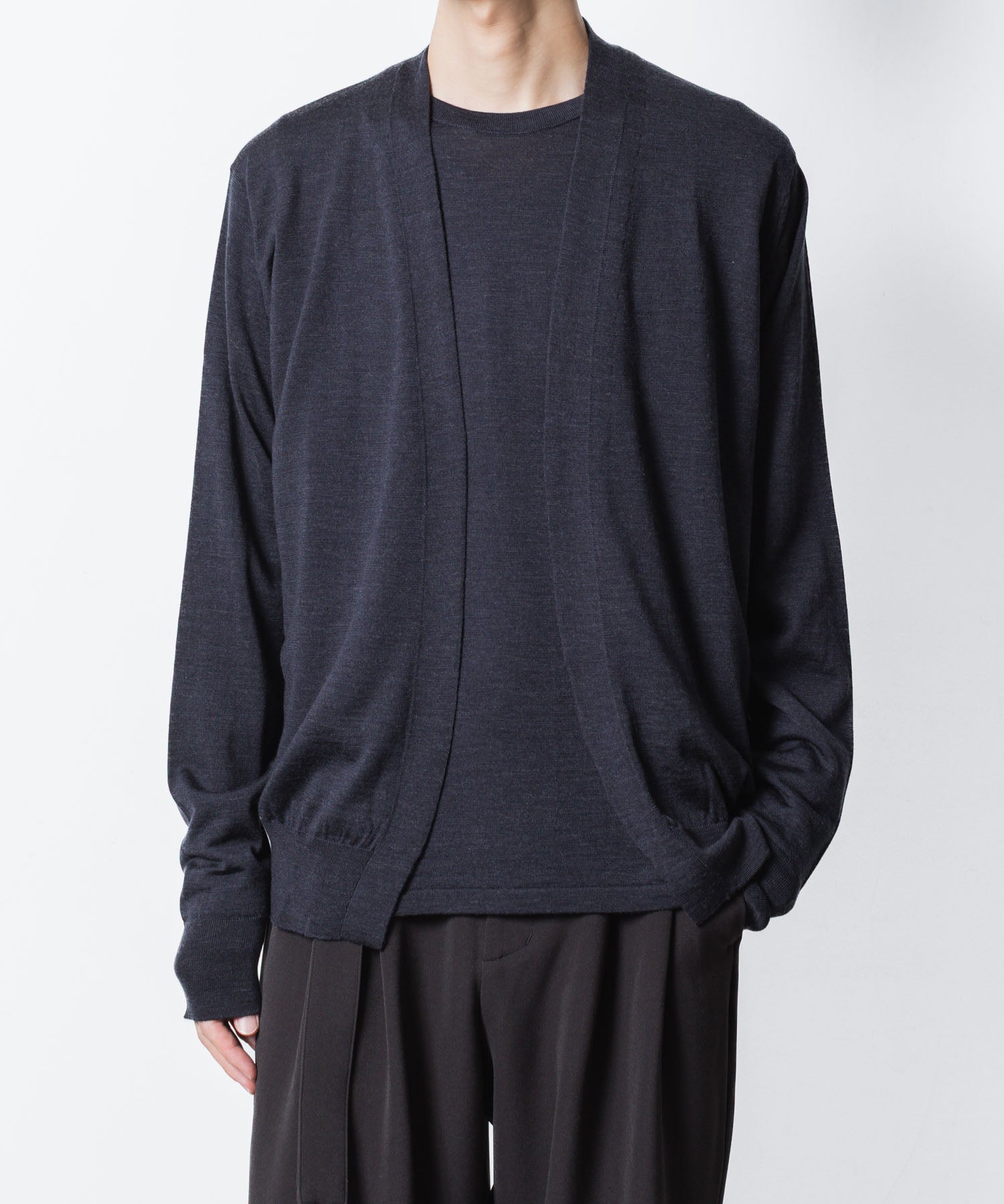 ATTACHMENT アタッチメント × JOHN SMEDLEYの× JOHN SMEDLEY MERINO EXTRAFINE BUTTONLESS V NECK CARDIGAN - D.NAVYの公式通販サイトsession福岡セレクトショップ