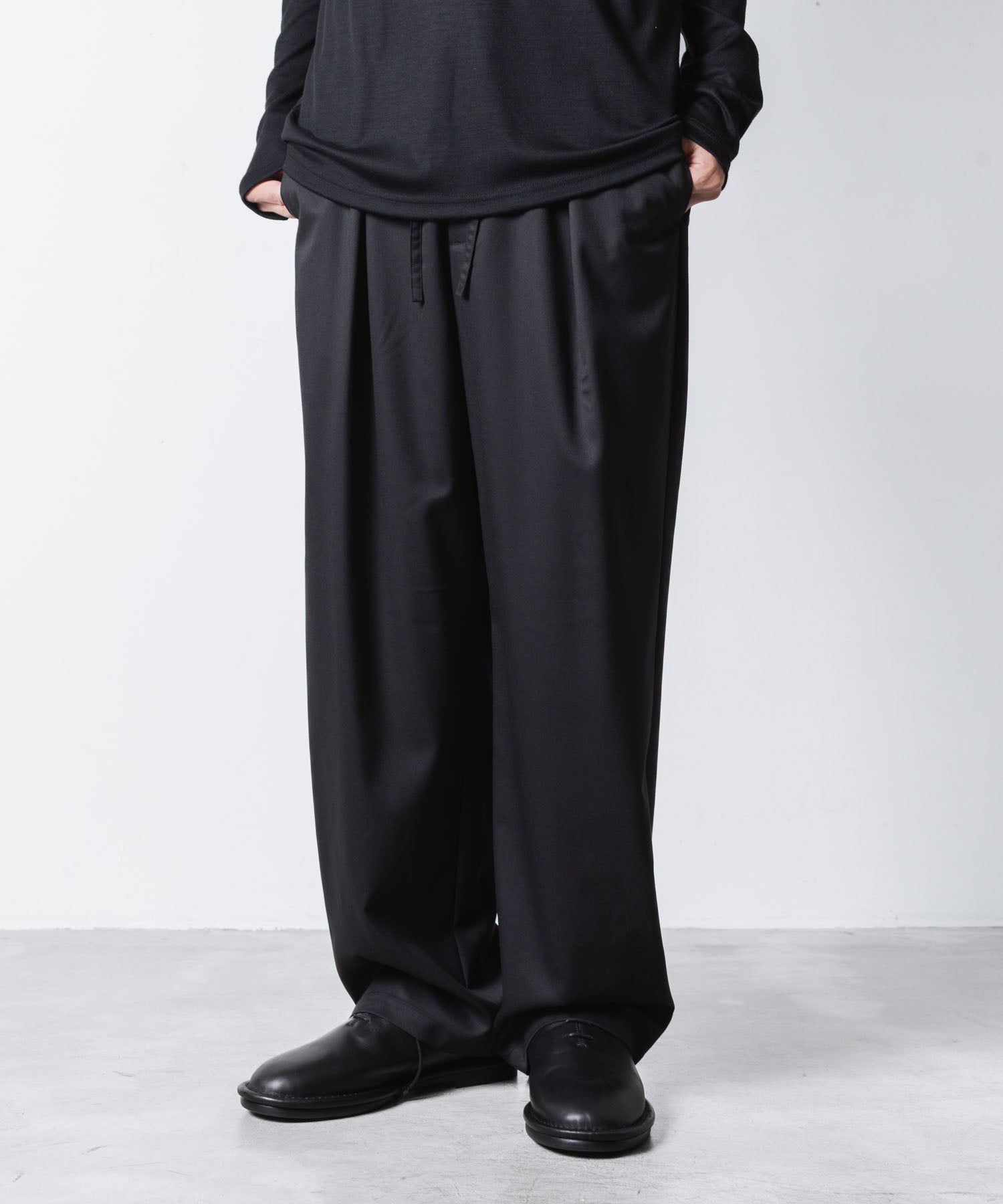 ATTACHMENT アタッチメントのT/W/SI STRETCH GABARDINE 1TUCK EASY TROUSERS - BLACKの公式通販サイトsession福岡セレクトショップ