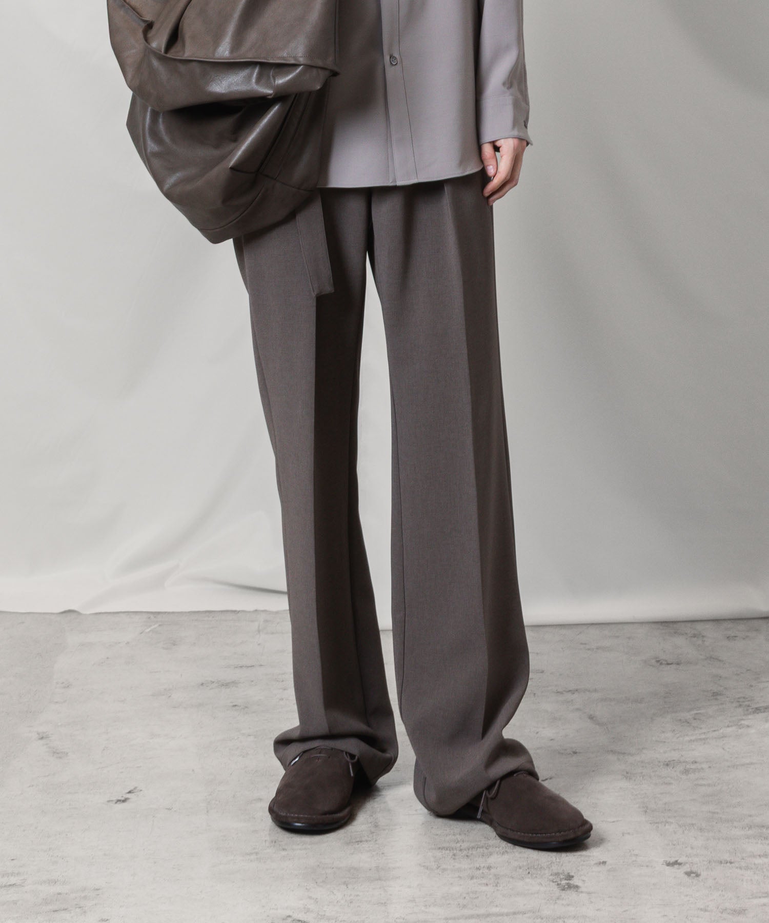 【 ATTACHMENT 】PE STRETCH DOUBLE CLOTH BELTED STRAIGHT TROUSERS - D.KH GRAY