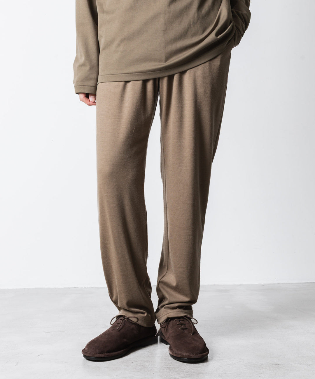 ATTACHMENT アタッチメントの1/60 WOOL SMOOTH SLIM FIT LOUNGE TROUSERS - CAMELの公式通販サイトsession福岡セレクトショップ