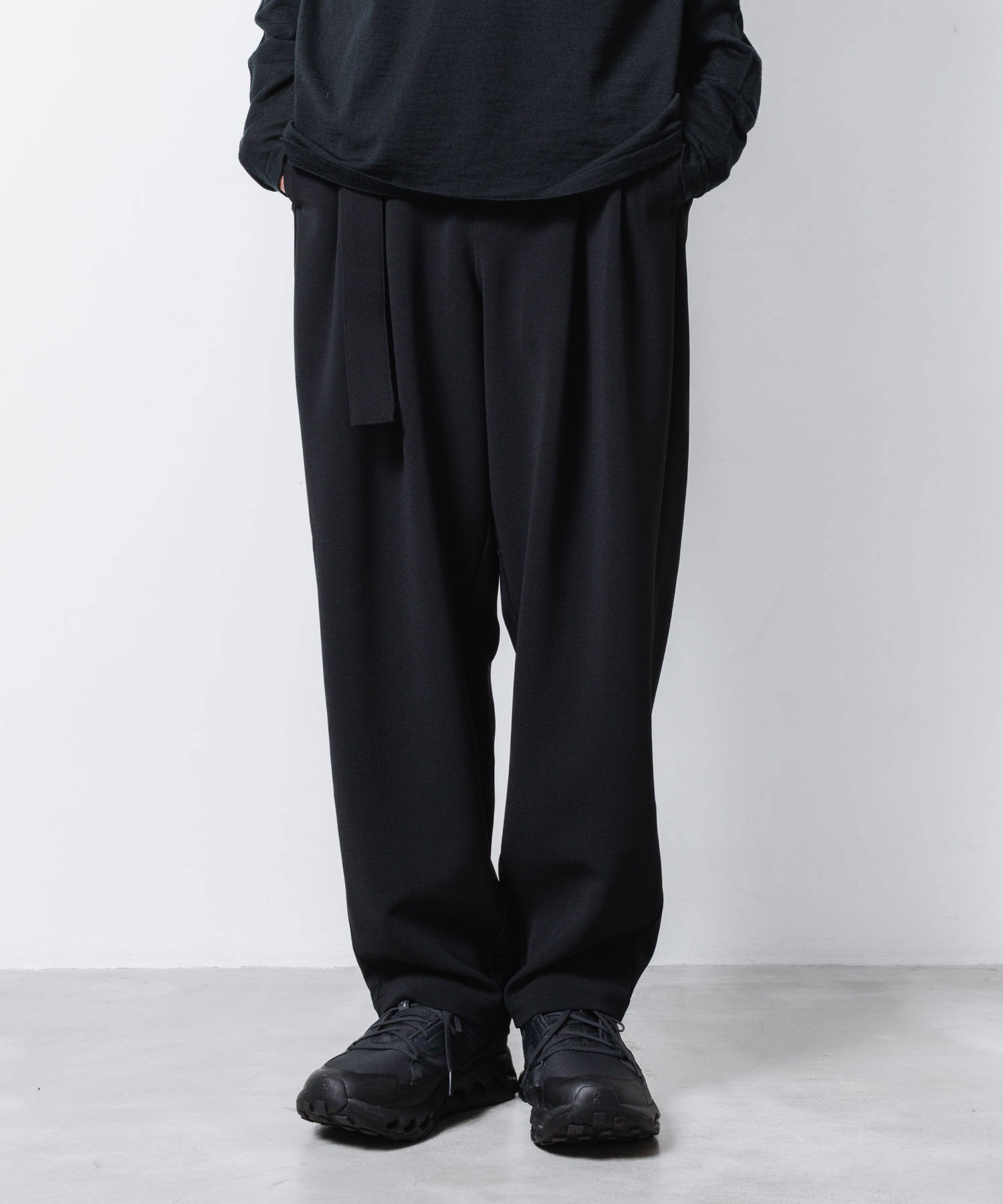 ATTACHMENT アタッチメントのPE STRETCH DOUBLE CLOTH BELTED WIDE TAPERD TROUSERS - BLACKの公式通販サイトsession福岡セレクトショップ