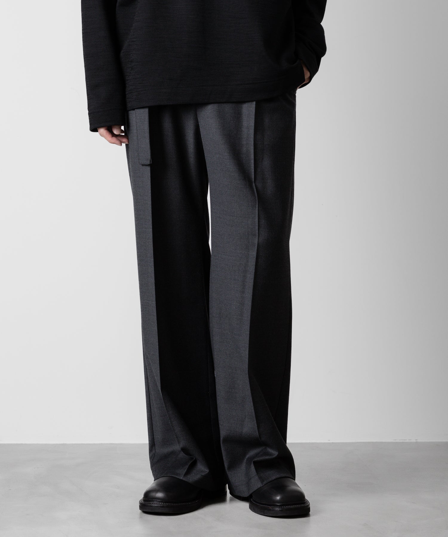 ATTACHMENT アタッチメントのWASHABLE WO/PE STRETCH SAXONY BELTED WIDE TROUSERS - D.GRAY 公式通販サイトsession福岡セレクトショップ