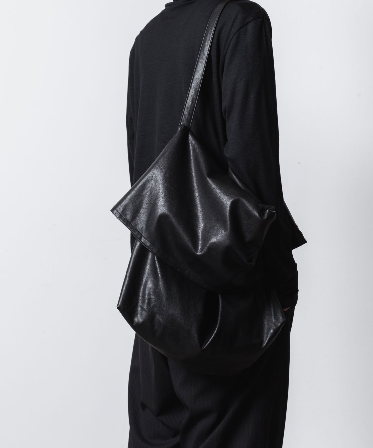 ATTACHMENT アタッチメントのSYNTHETIC LEATHER SHOULDER BAG - BLACKの公式通販サイトsession福岡セレクトショップ