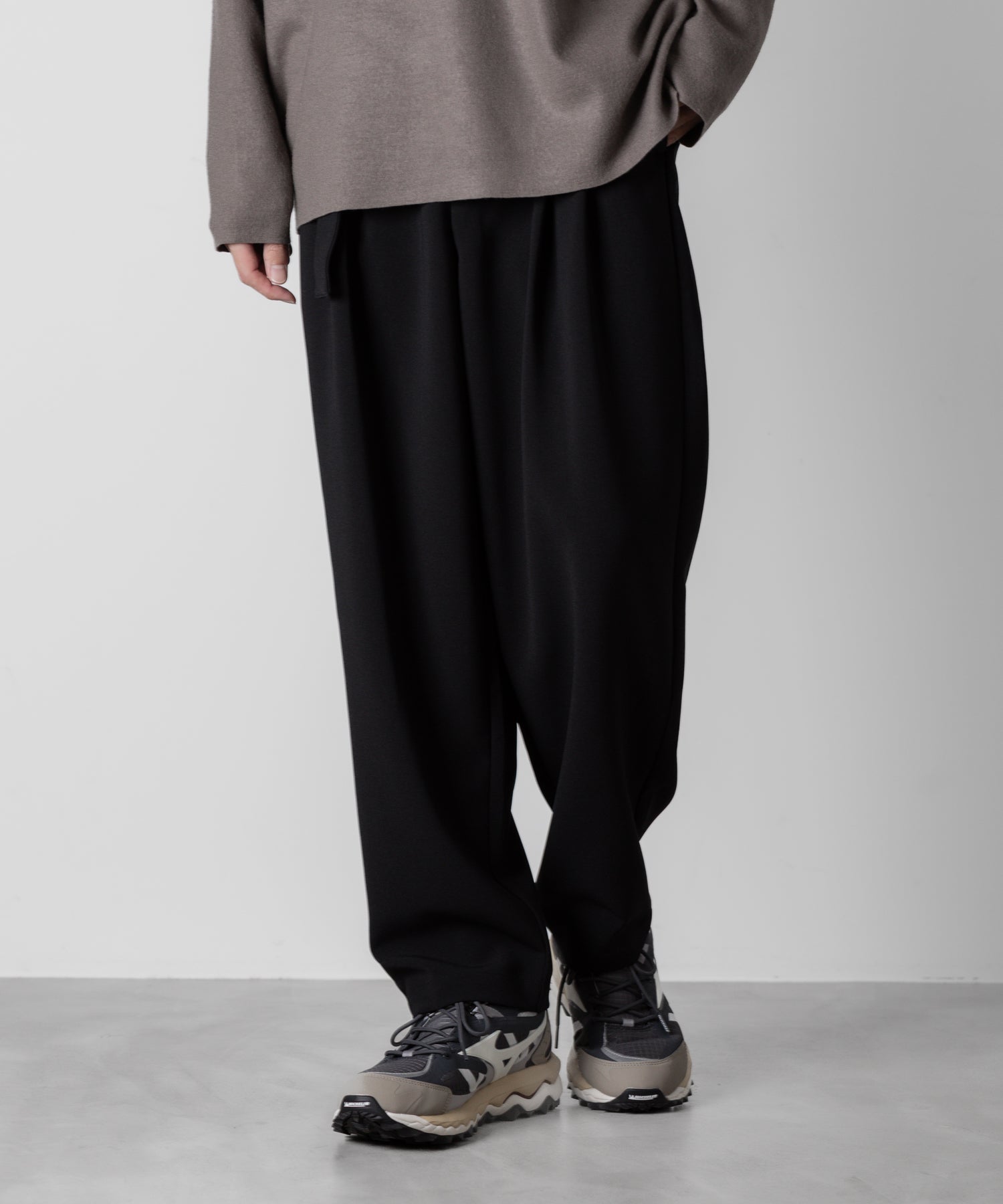 ATTACHMENT アタッチメントのPE STRETCH DOUBLE CLOTH BELTED TAPERED FIT TROUSERS - BLACK 公式通販サイトsession福岡セレクトショップ