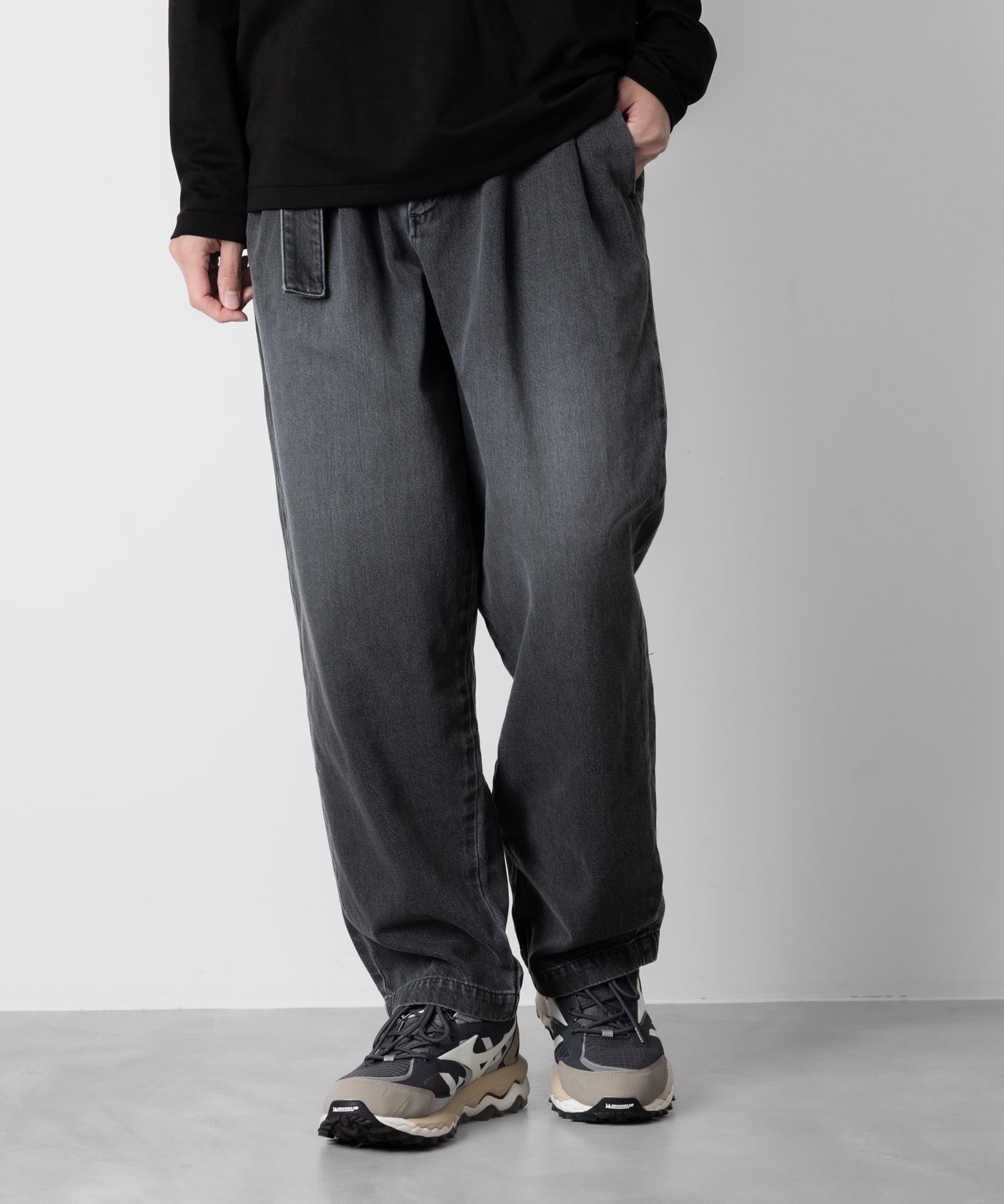 ATTACHMENT アタッチメントの11oz DENIM BELTED TAPERED FIT TROUSERS - BLACK 公式通販サイトsession福岡セレクトショップ