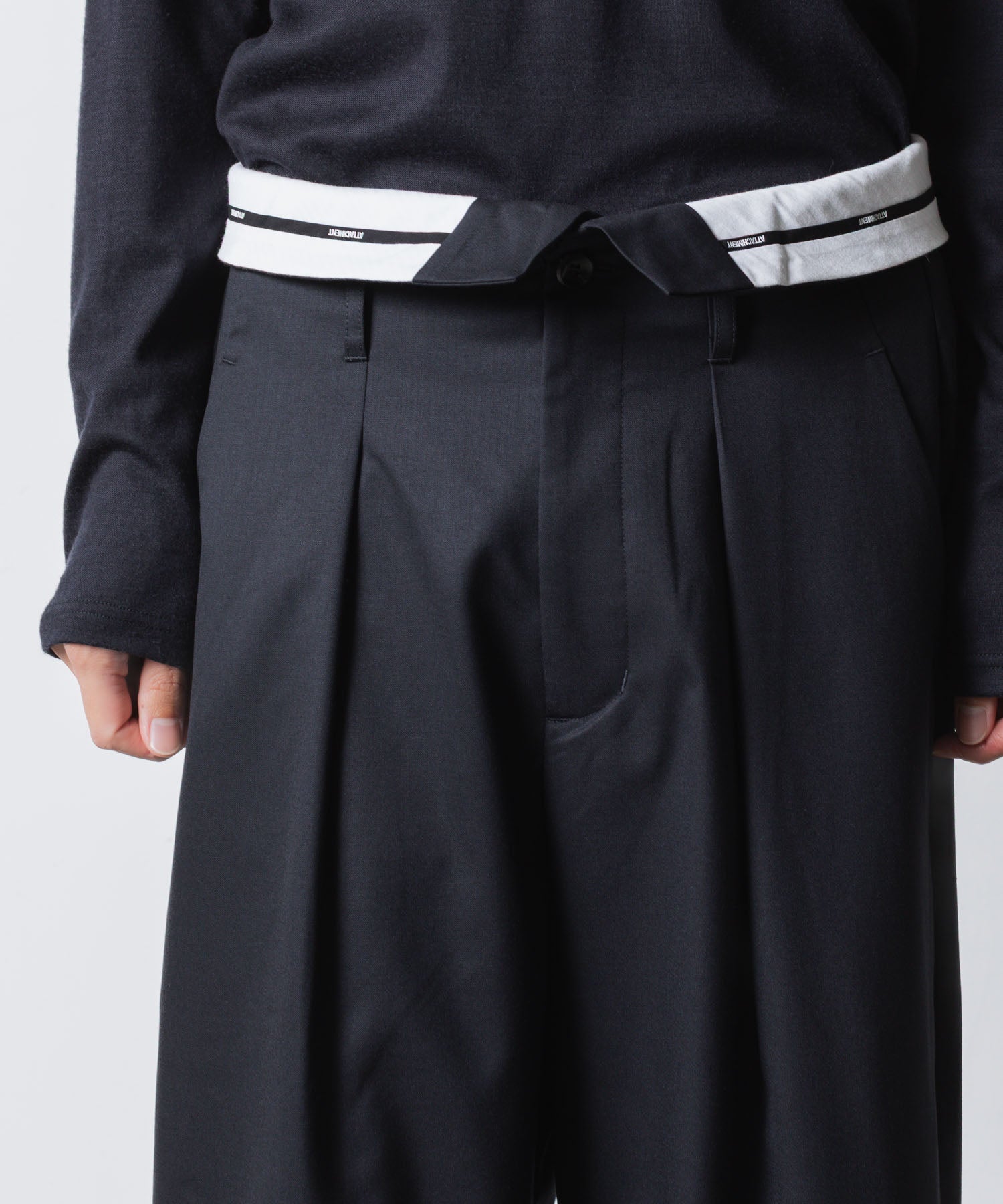 ATTACHMENT アタッチメントのT/W/SI STRETCH GABARDINE FLAP TROUSERS - D.NAVYの公式通販サイトsession福岡セレクトショップ