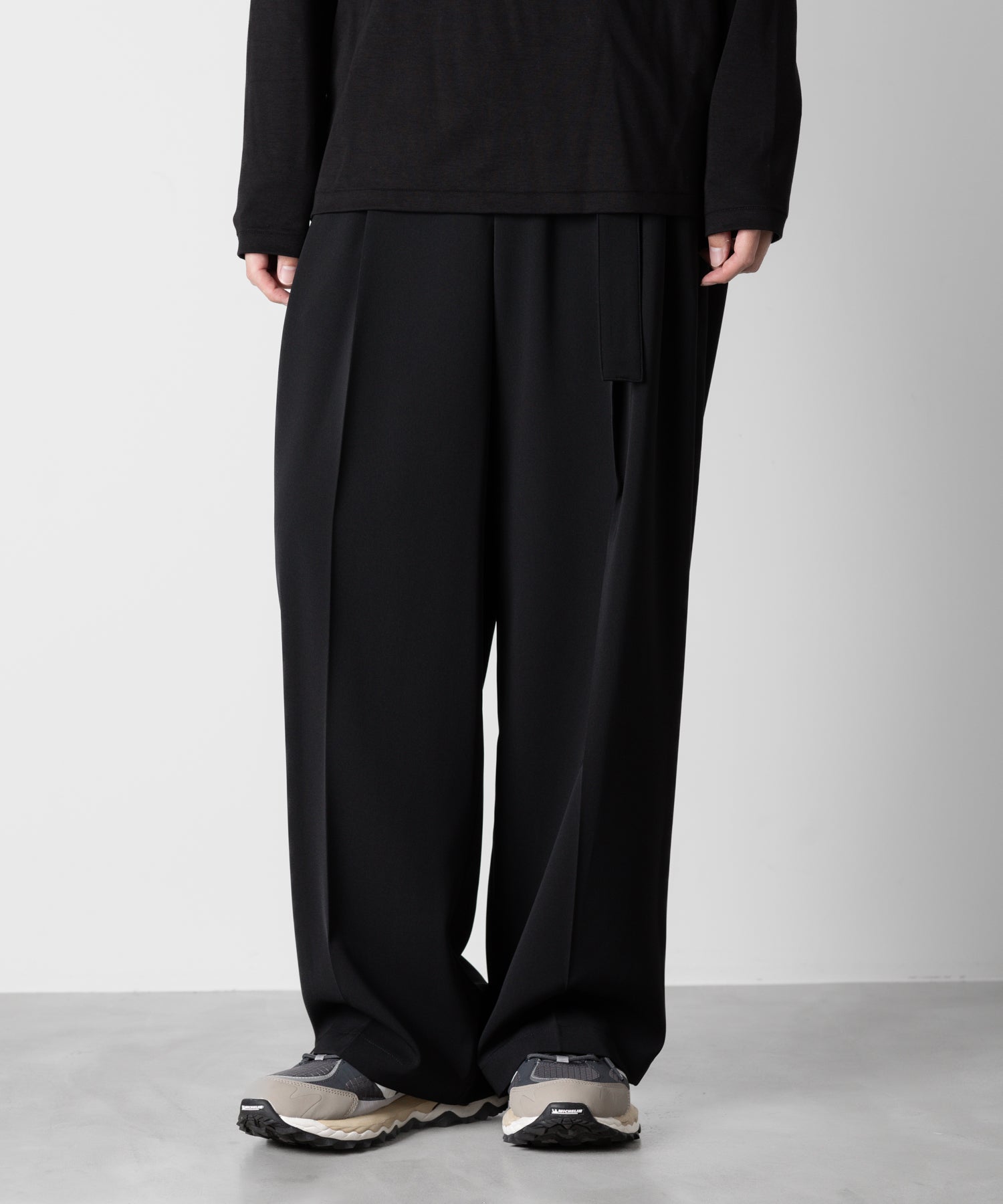 ATTACHMENT アタッチメントのSORIBIA TWILL BELTED WIDE TROUSERS-BLACKの公式通販サイトsession福岡セレクトショップ