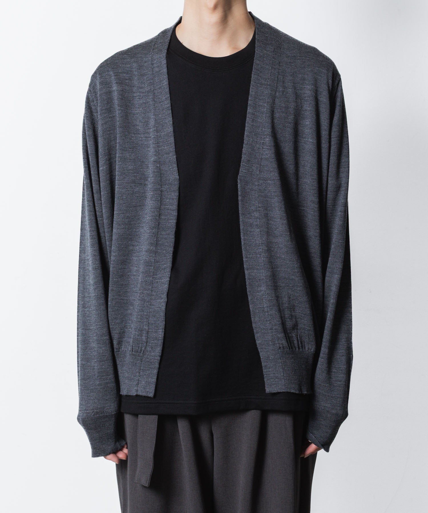 ATTACHMENT アタッチメント × JOHN SMEDLEYの× JOHN SMEDLEY MERINO EXTRAFINE BUTTONLESS V NECK CARDIGAN - D.GRAYの公式通販サイトsession福岡セレクトショップ