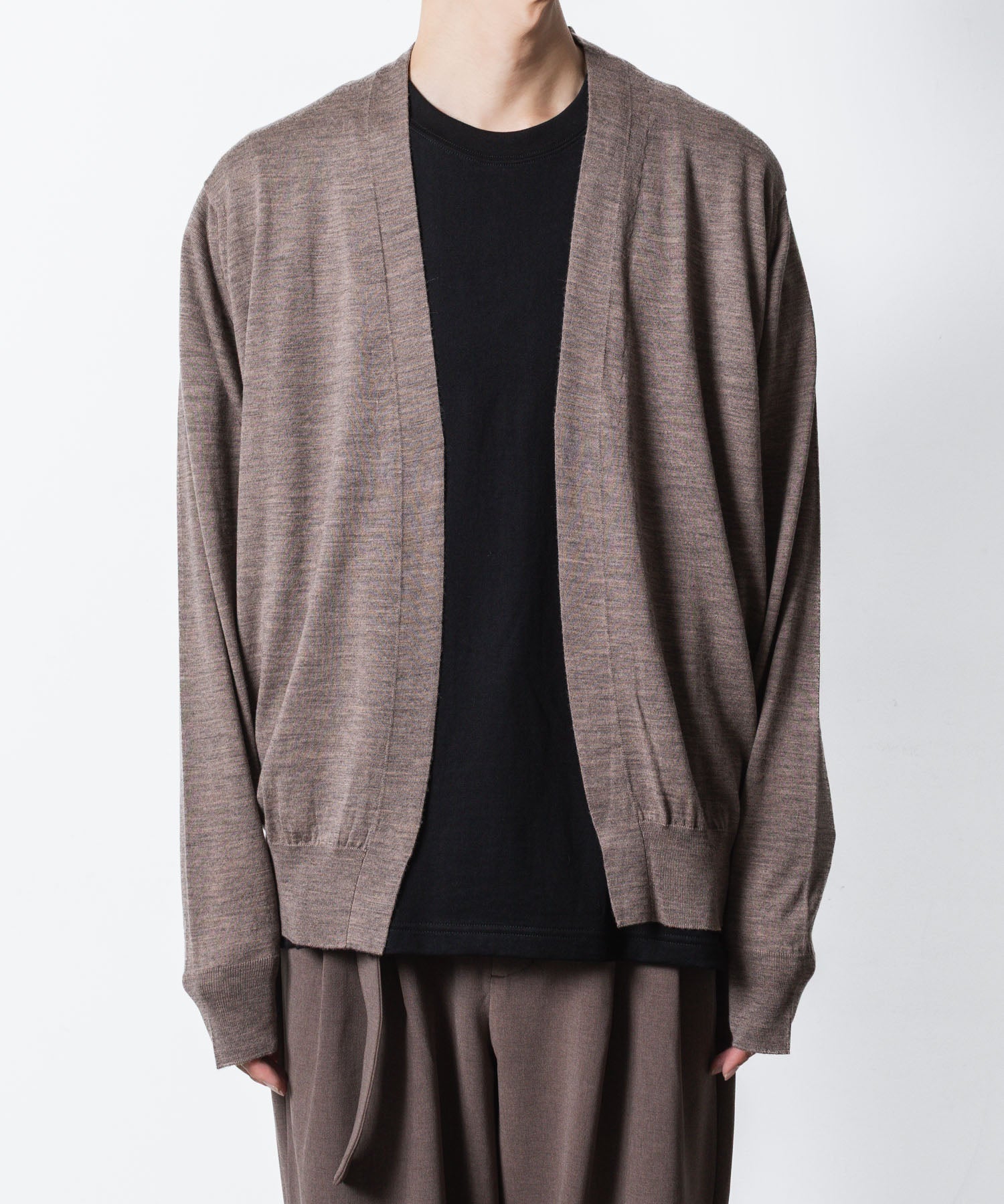 ATTACHMENT アタッチメント × JOHN SMEDLEYの× JOHN SMEDLEY MERINO EXTRAFINE BUTTONLESS V NECK CARDIGAN - D.CAMELの公式通販サイトsession福岡セレクトショップ