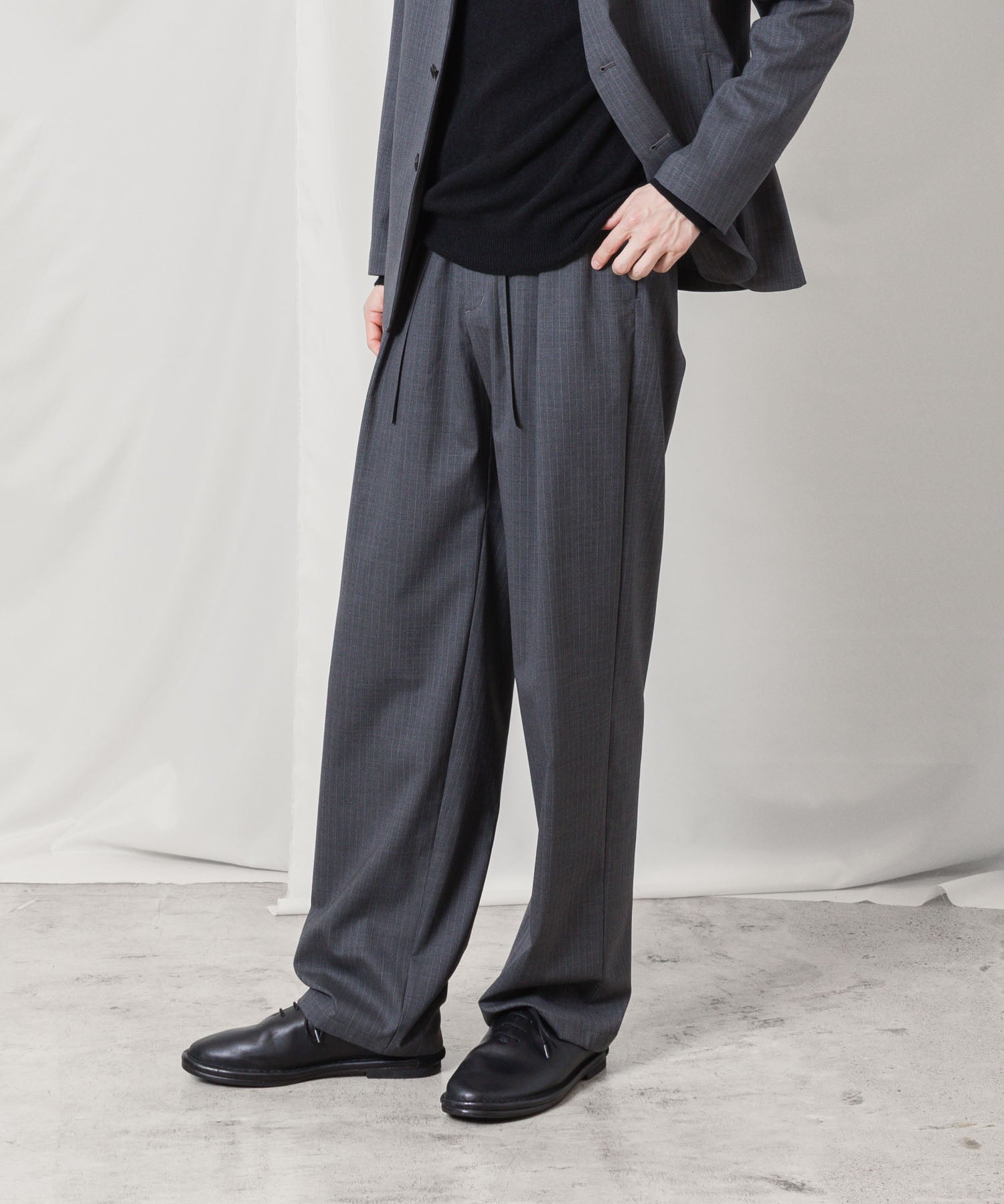 ATTACHMENT アタッチメントのT/W/SI STRETCH GABARDINE 1TUCK EASY TROUSERS - S.GRAYの公式通販サイトsession福岡セレクトショップ