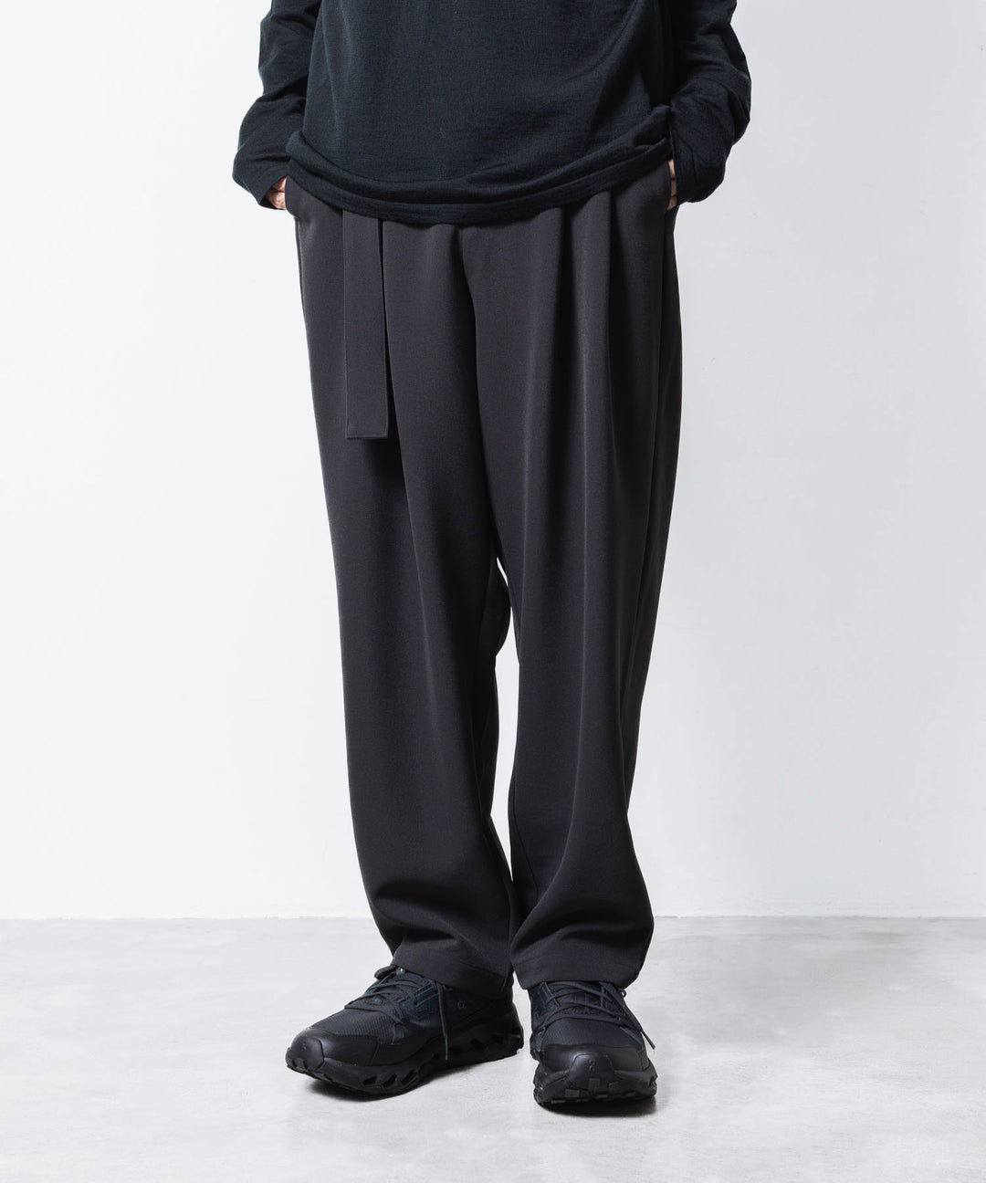 ATTACHMENT アタッチメントのPE STRETCH DOUBLE CLOTH BELTED WIDE TAPERD TROUSERS - D.GRAYの公式通販サイトsession福岡セレクトショップ