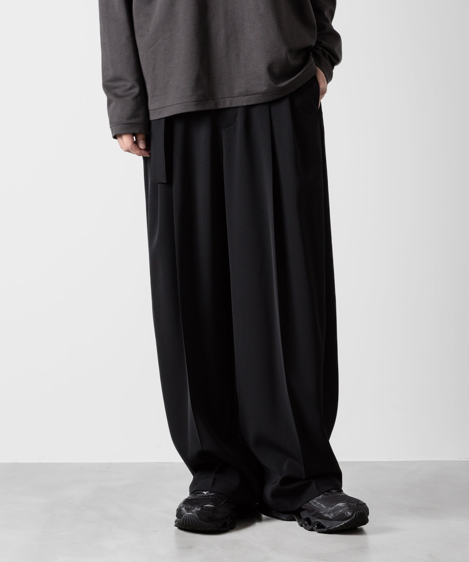 ATTACHMENT アタッチメントのSORIBIA TWILL BELTED WIDE TROUSERS-BLACKの公式通販サイトsession福岡セレクトショップ