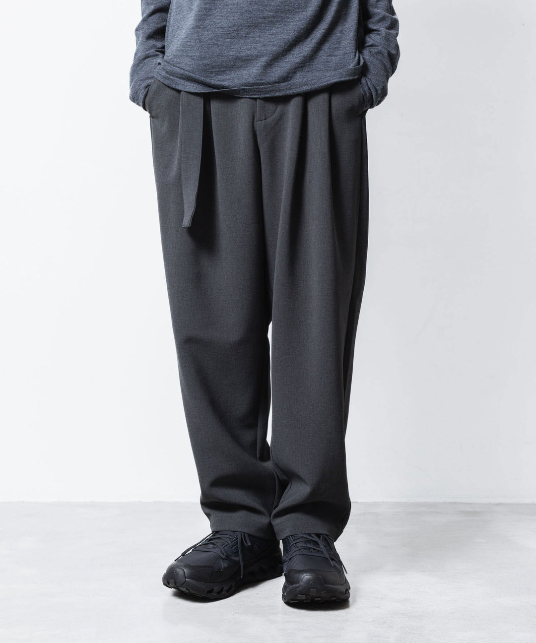 ATTACHMENT アタッチメントのPE STRETCH DOUBLE CLOTH BELTED WIDE TAPERD TROUSERS - X.GRAYの公式通販サイトsession福岡セレクトショップ