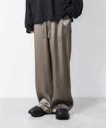画像をギャラリービューアに読み込む, VEIN ヴェインのRY PIGMENT PRINT SATIN EASY WIDE TROUSERS - KHAKI GRAYの公式通販サイトsession福岡セレクトショップ
