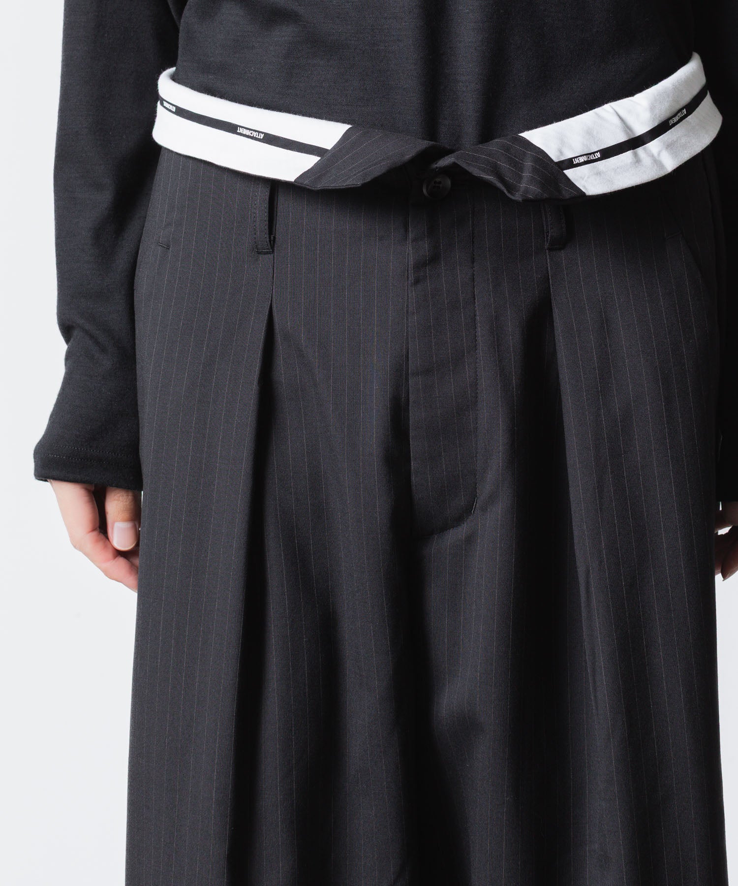 ATTACHMENT アタッチメントのT/W/SI STRETCH GABARDINE FLAP TROUSERS - S.BLACKの公式通販サイトsession福岡セレクトショップ