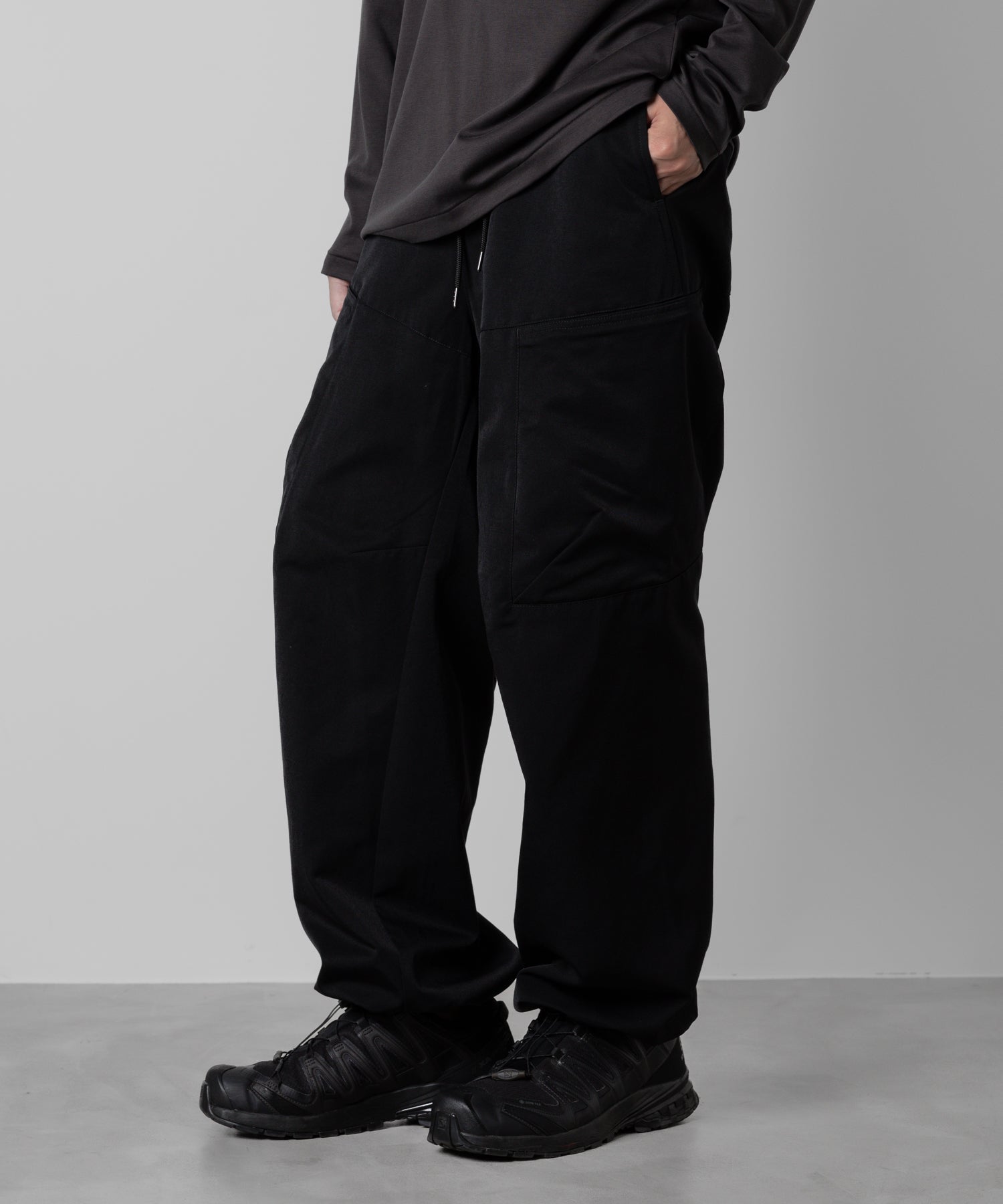 【ATTACHMENT】ATTACHMENT アタッチメントのNY/CO TWILL WIDE CARGO TROUSERS - BLACK 公式通販サイトsession福岡セレクトショップ