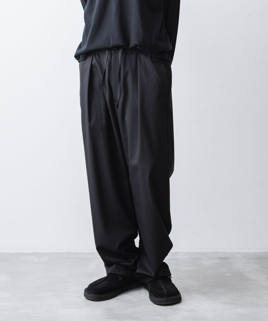ATTACHMENT アタッチメントのT/W/SI STRETCH GABARDINE 1TUCK EASY TROUSERS - S.BLACKの公式通販サイトsession福岡セレクトショップ