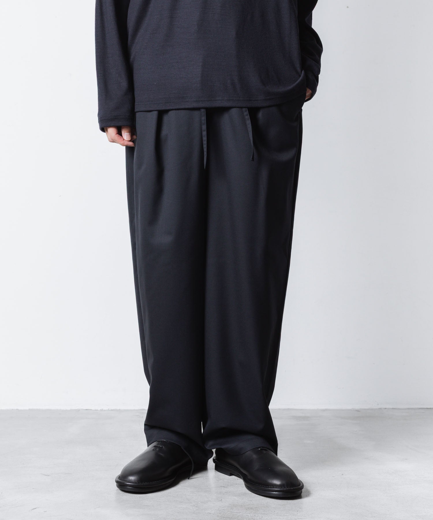 ATTACHMENT アタッチメントのT/W/SI STRETCH GABARDINE 1TUCK EASY TROUSERS - D.NAVYの公式通販サイトsession福岡セレクトショップ
