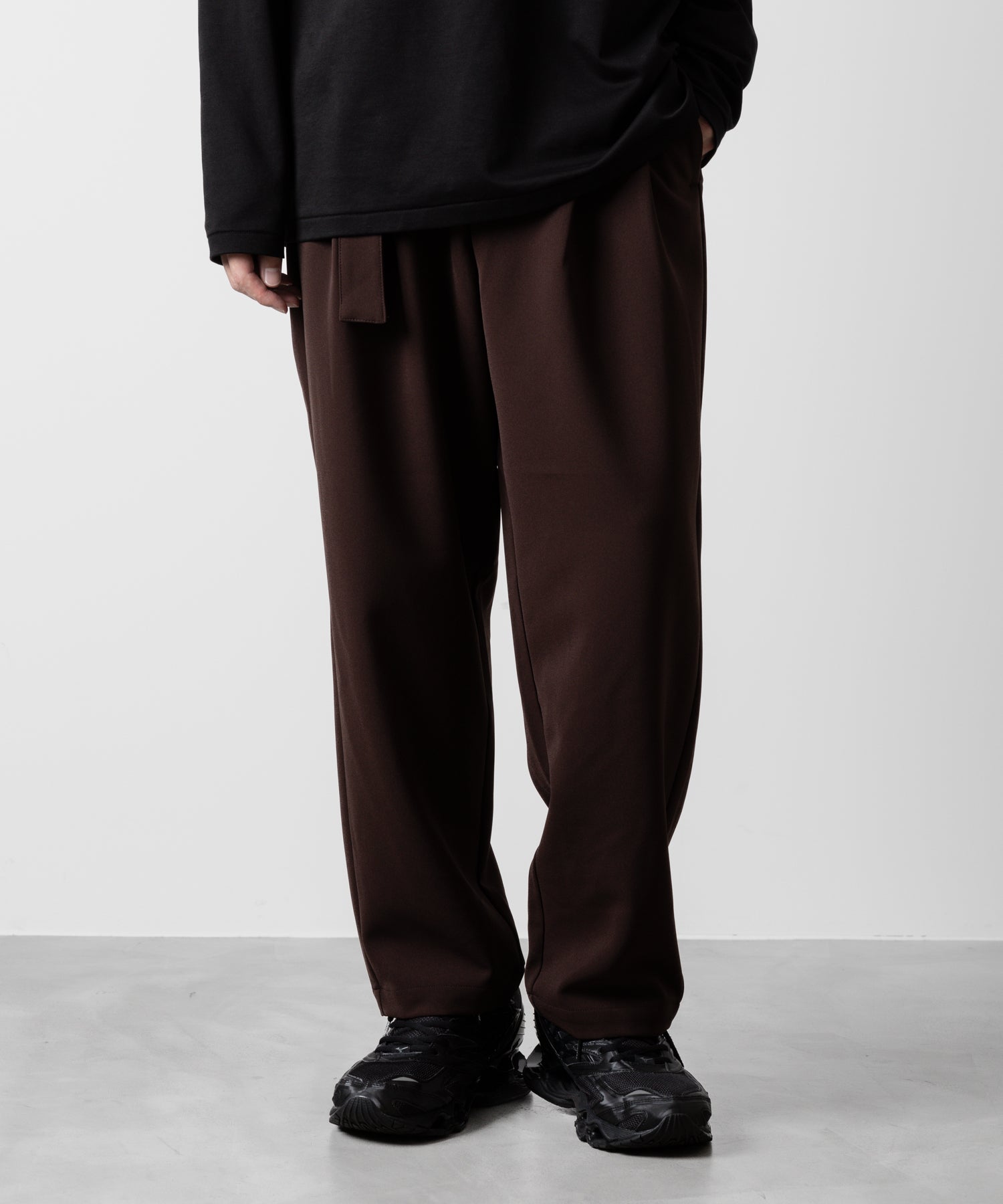 ATTACHMENT アタッチメントのPE STRETCH DOUBLE CLOTH BELTED TAPERED FIT TROUSERS - BROWN 公式通販サイトsession福岡セレクトショップ