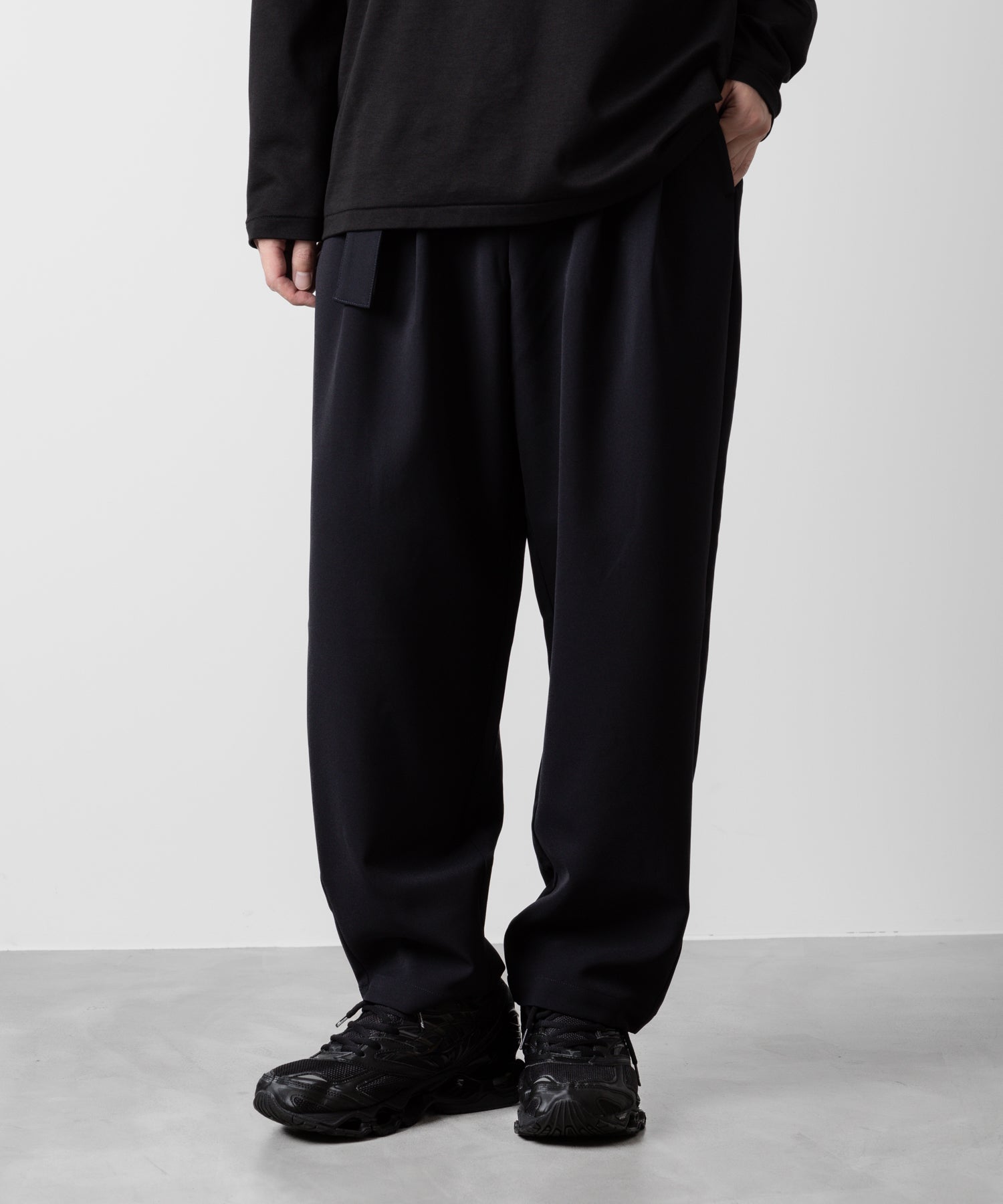 ATTACHMENT アタッチメントのPE STRETCH DOUBLE CLOTH BELTED TAPERED FIT TROUSERS - NAVY 公式通販サイトsession福岡セレクトショップ