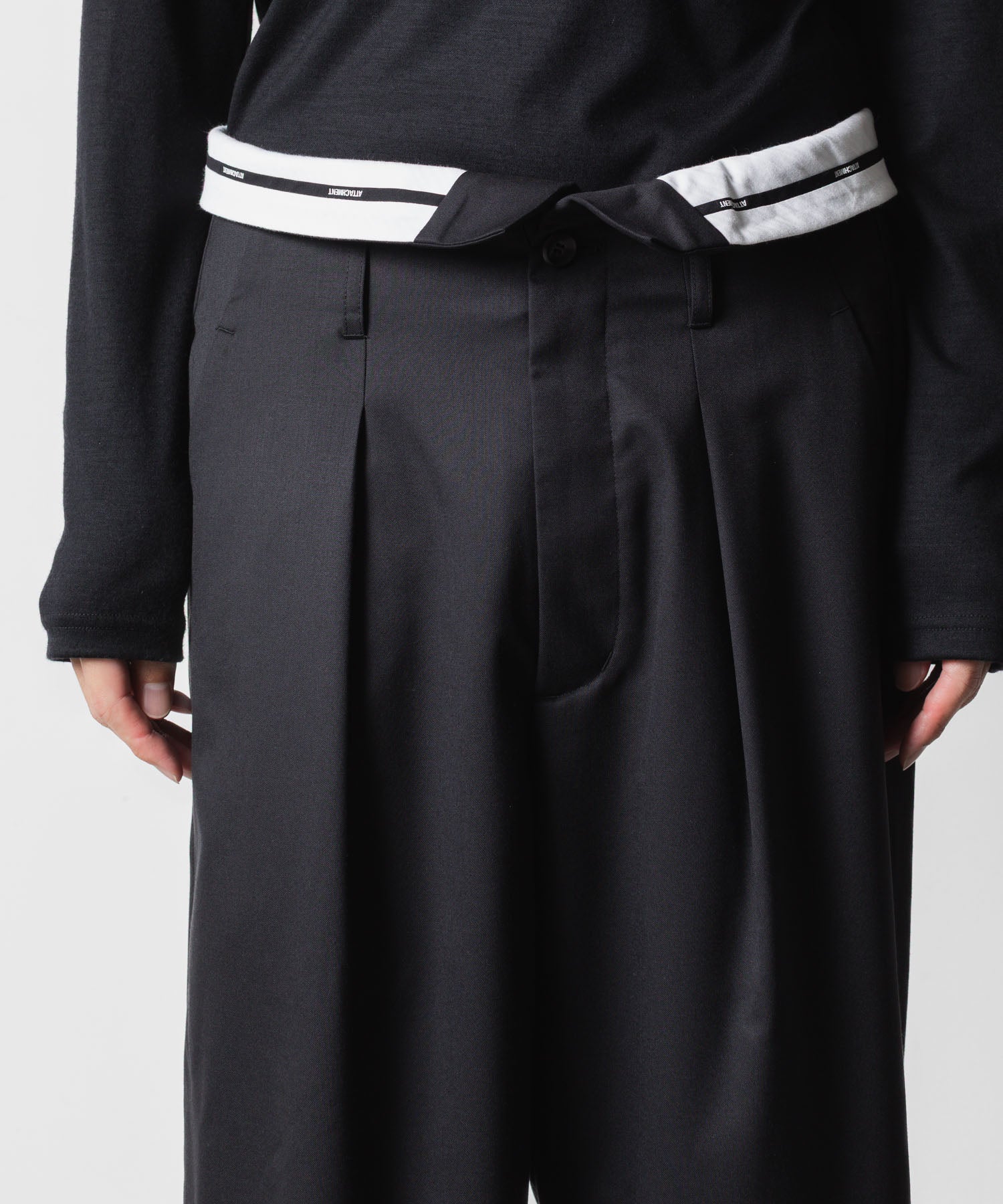 ATTACHMENT アタッチメントのT/W/SI STRETCH GABARDINE FLAP TROUSERS - BLACKの公式通販サイトsession福岡セレクトショップ