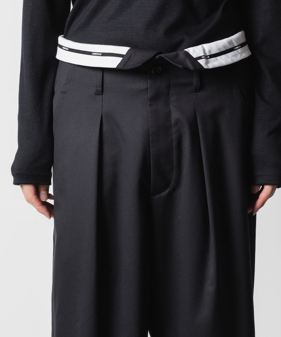ATTACHMENT アタッチメントのT/W/SI STRETCH GABARDINE FLAP TROUSERS - BLACKの公式通販サイトsession福岡セレクトショップ