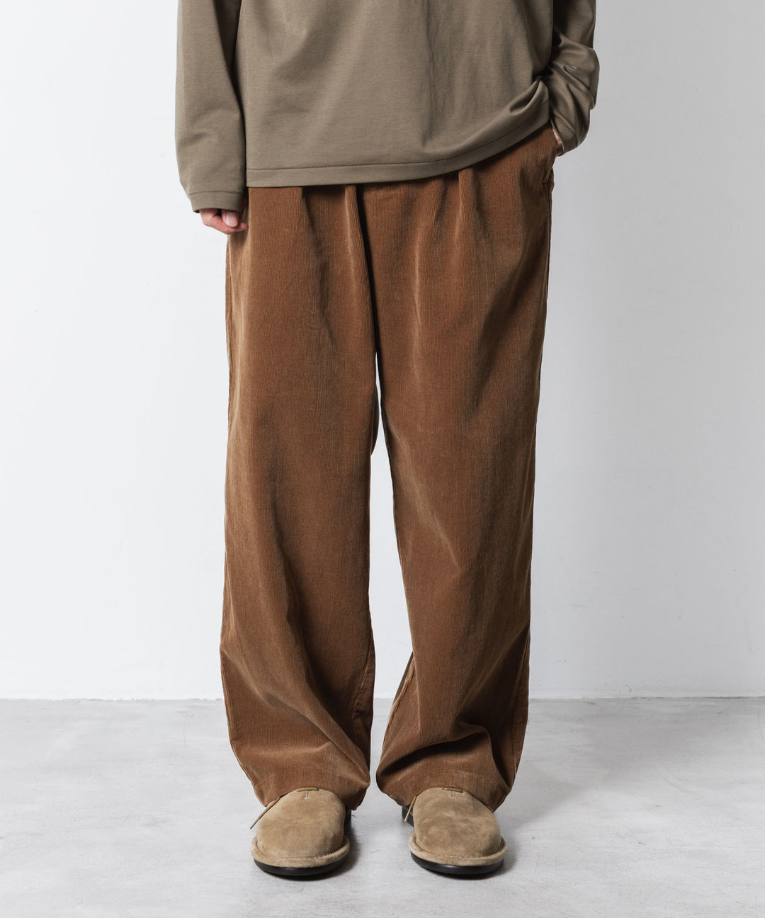 【 ATTACHMENT 】FINX CO CORDUROY 1TUCK WIDE TROUSERS - CAMEL