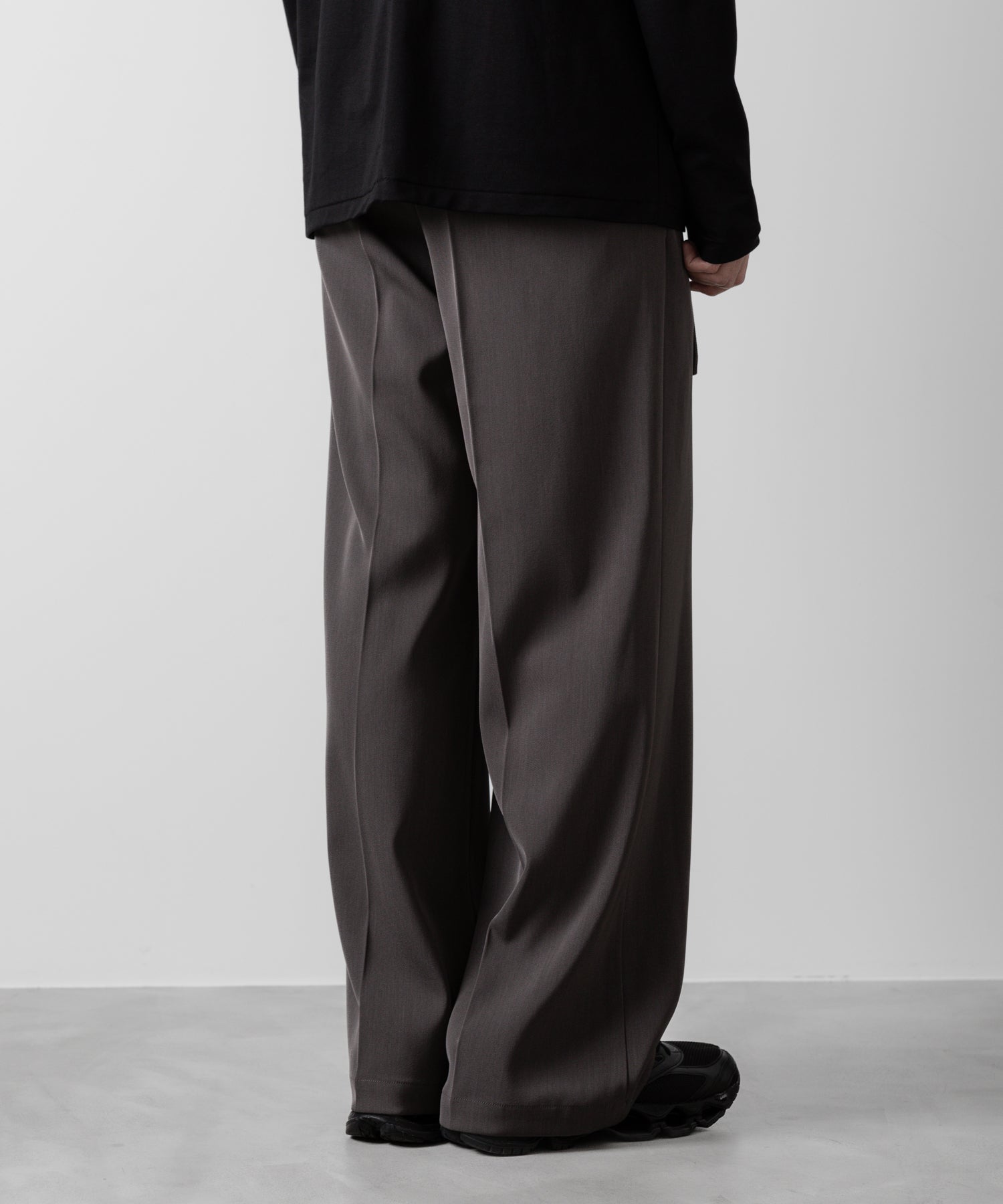 ATTACHMENT アタッチメントのPE STRETCH TWILL BELTED WIDE FIT TROUSERS - KHAKI GRAY 公式通販サイトsession福岡セレクトショップ