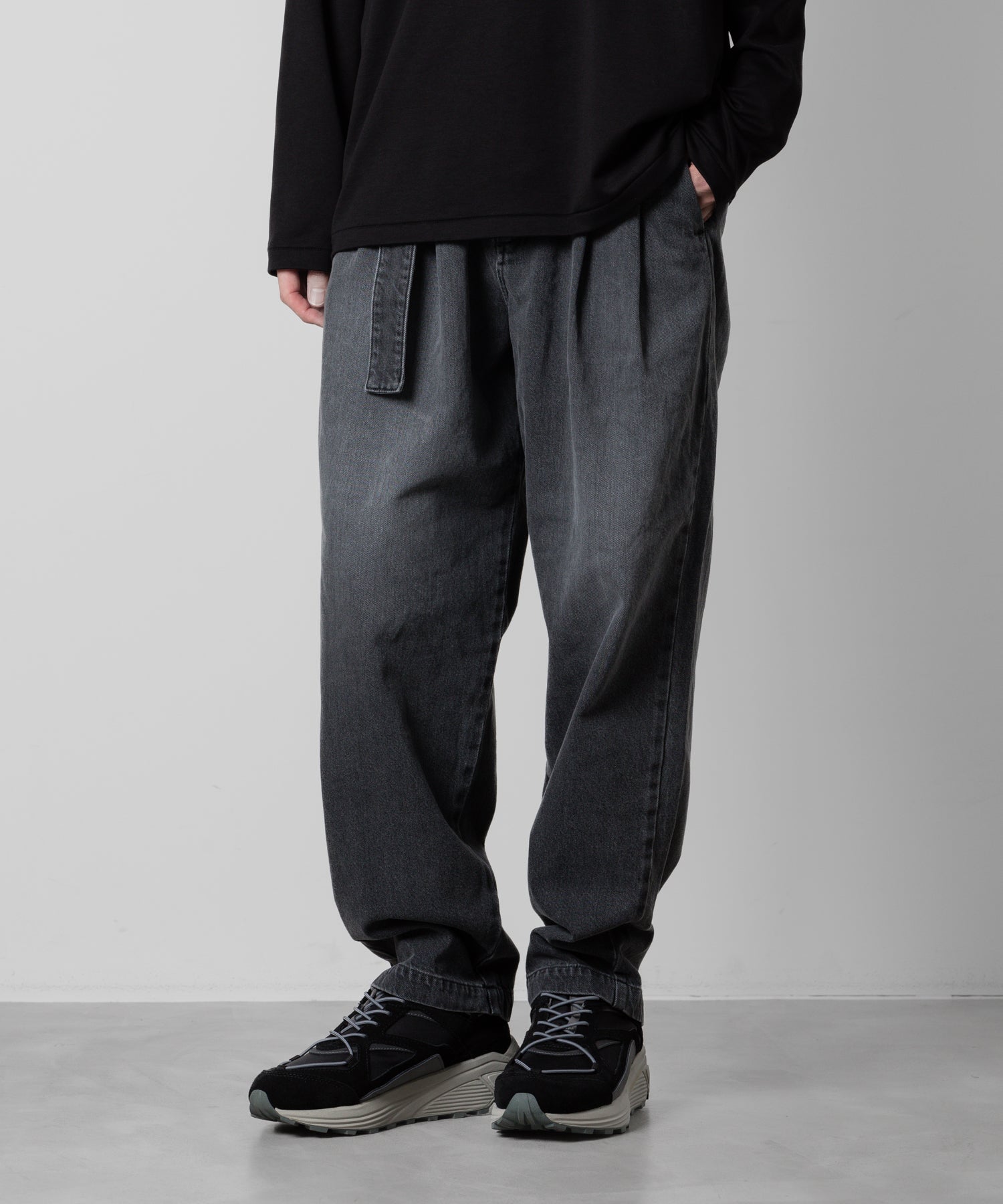 【ATTACHMENT】ATTACHMENT アタッチメントの11oz DENIM BELTED TAPERED FIT TROUSERS - BLACK 公式通販サイトsession福岡セレクトショップ