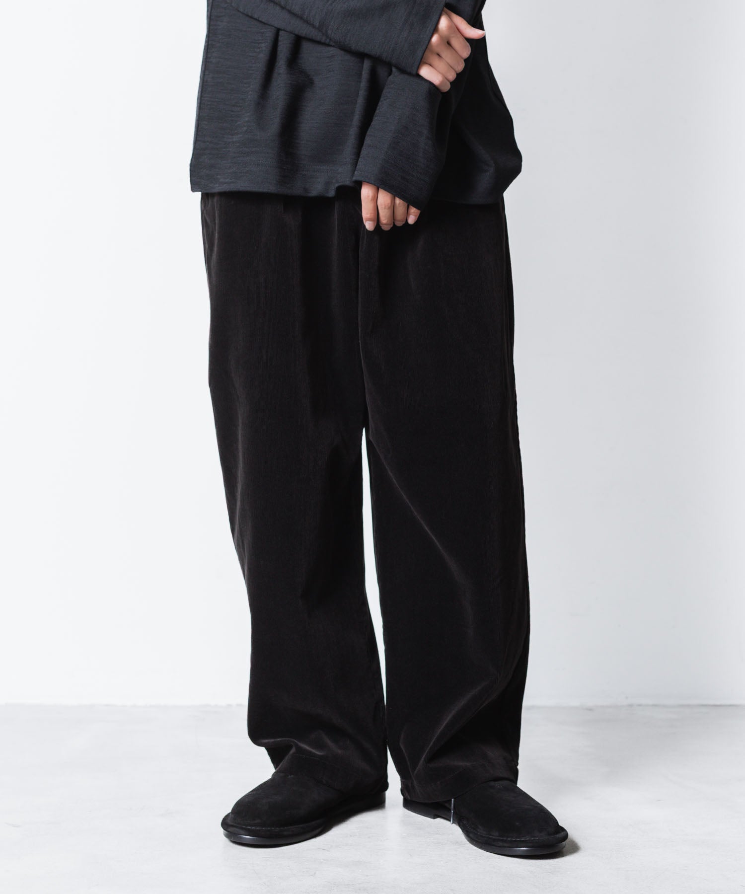 ATTACHMENT アタッチメントのFINX CO CORDUROY 1TUCK WIDE TROUSERS - BLACKの公式通販サイトsession福岡セレクトショップ