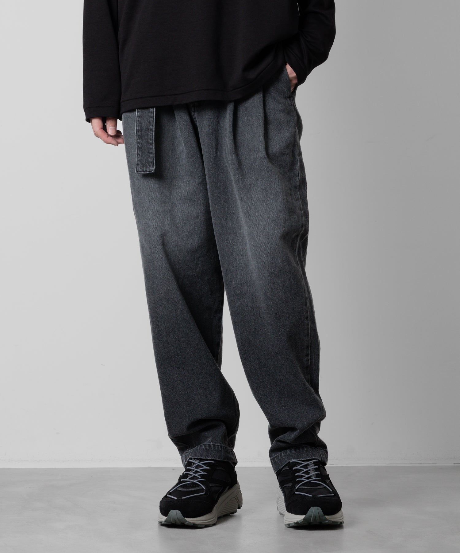 【ATTACHMENT】ATTACHMENT アタッチメントの11oz DENIM BELTED TAPERED FIT TROUSERS - BLACK 公式通販サイトsession福岡セレクトショップ