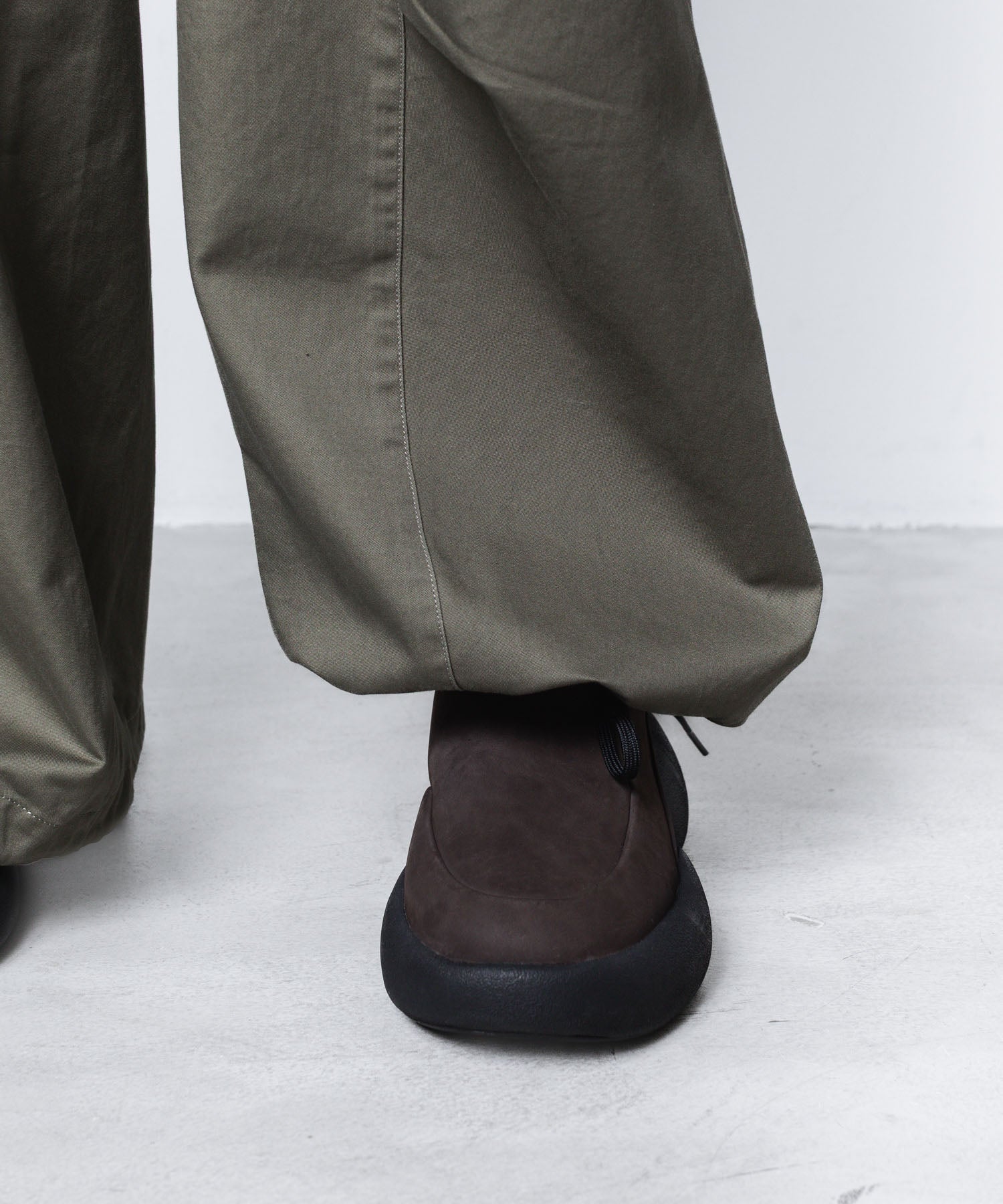 VEIN ヴェインのCOTTON MOLESKIN 3D FILED TROUSERS - KHAKIの公式通販サイトsession福岡セレクトショップ