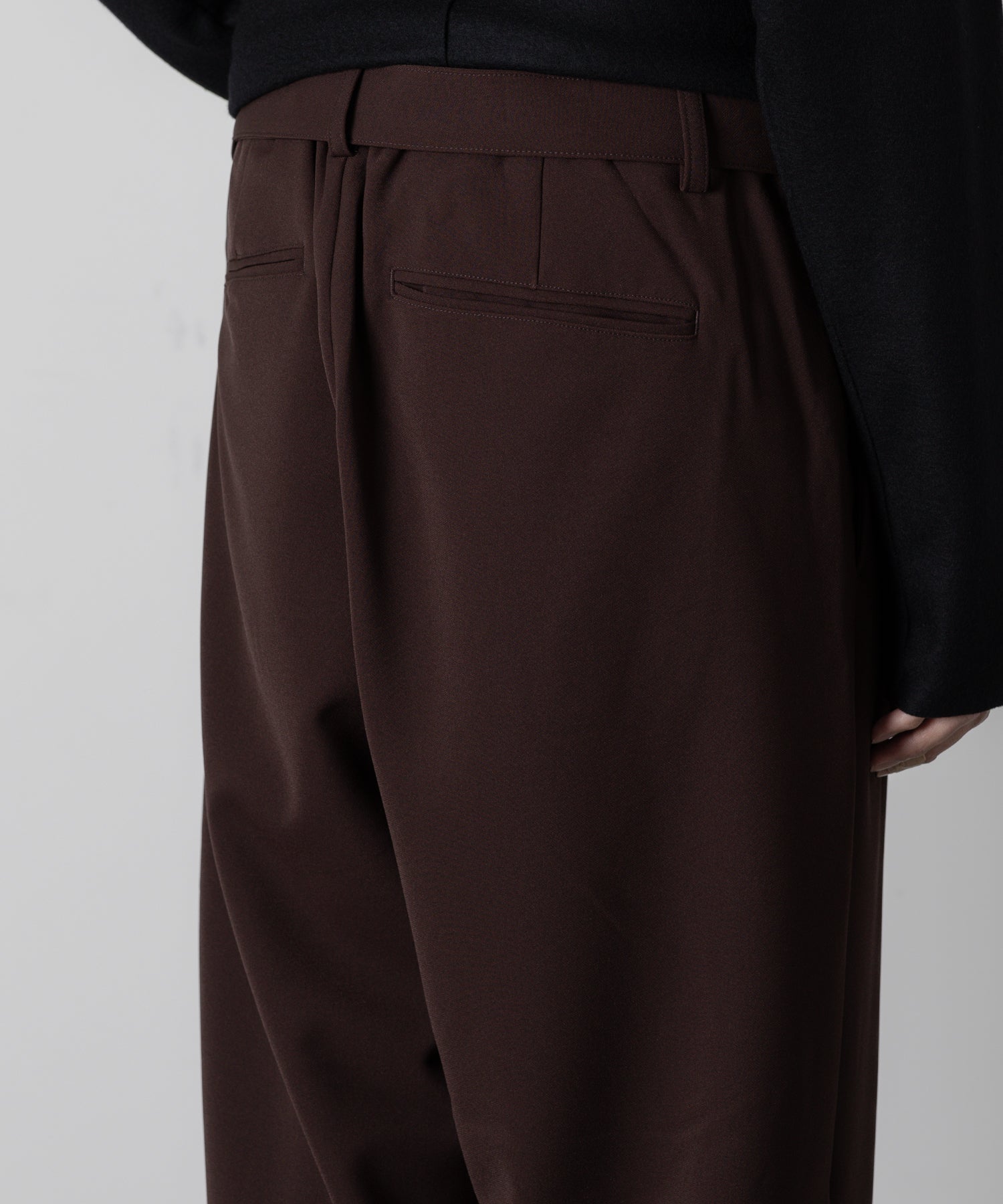 ATTACHMENT アタッチメントのPE STRETCH DOUBLE CLOTH BELTED TAPERED FIT TROUSERS - BROWN 公式通販サイトsession福岡セレクトショップ