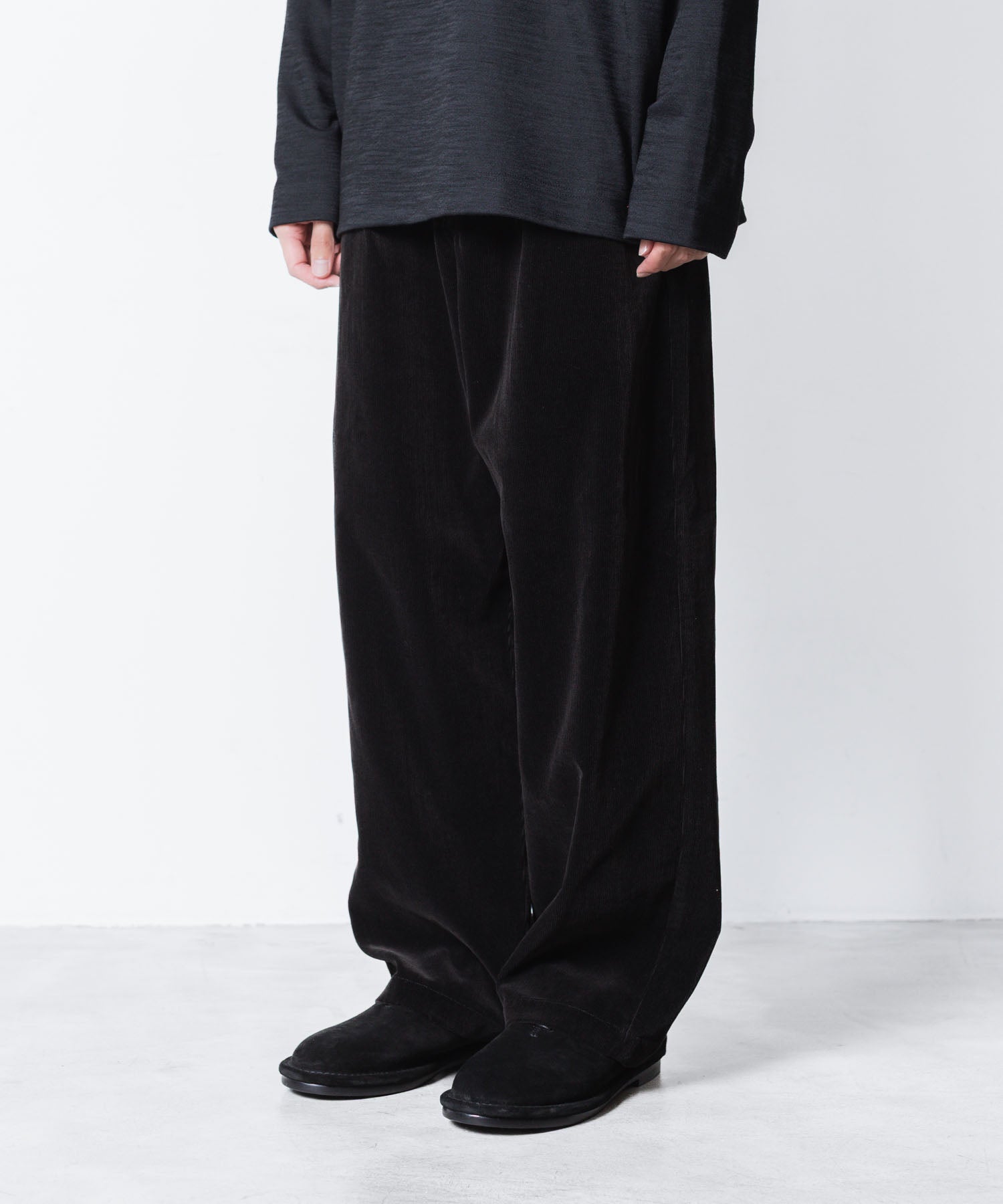 ATTACHMENT アタッチメントのFINX CO CORDUROY 1TUCK WIDE TROUSERS - BLACKの公式通販サイトsession福岡セレクトショップ