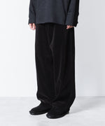 画像をギャラリービューアに読み込む, ATTACHMENT アタッチメントのFINX CO CORDUROY 1TUCK WIDE TROUSERS - BLACKの公式通販サイトsession福岡セレクトショップ
