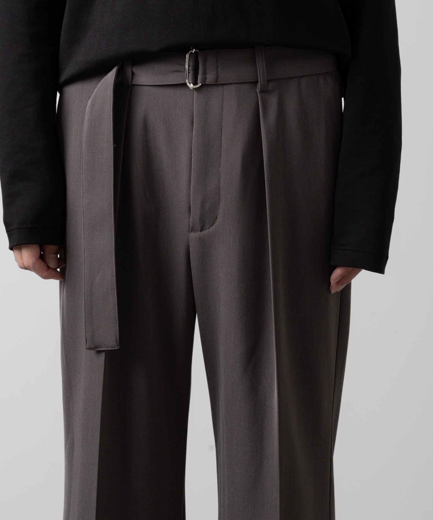 ATTACHMENT アタッチメントのPE STRETCH TWILL BELTED WIDE FIT TROUSERS - KHAKI GRAY 公式通販サイトsession福岡セレクトショップ