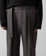 画像をギャラリービューアに読み込む, ATTACHMENT アタッチメントのPE STRETCH TWILL BELTED WIDE FIT TROUSERS - KHAKI GRAY 公式通販サイトsession福岡セレクトショップ
