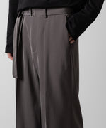 画像をギャラリービューアに読み込む, ATTACHMENT アタッチメントのPE STRETCH TWILL BELTED WIDE FIT TROUSERS - KHAKI GRAY 公式通販サイトsession福岡セレクトショップ
