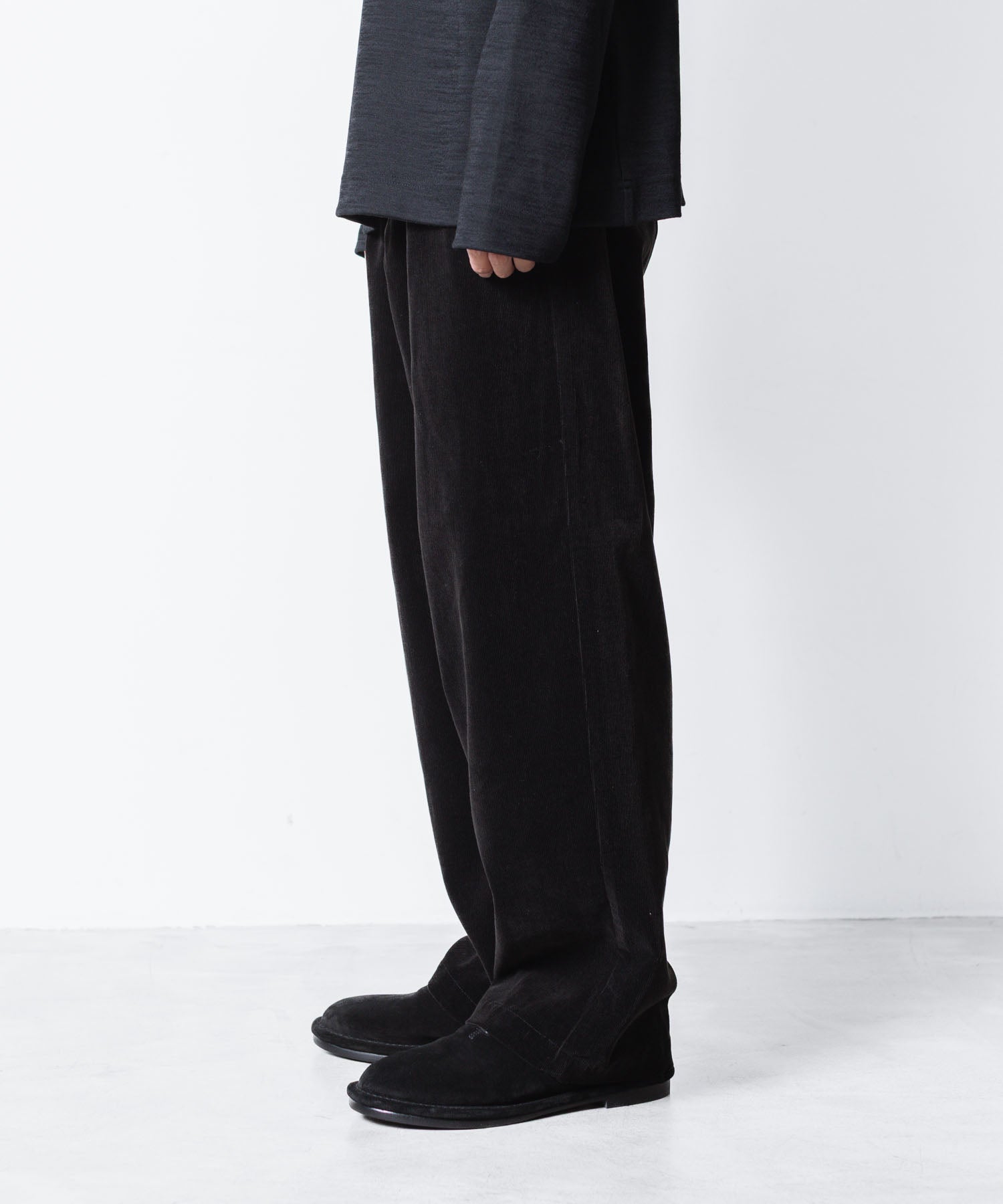 ATTACHMENT アタッチメントのFINX CO CORDUROY 1TUCK WIDE TROUSERS - BLACKの公式通販サイトsession福岡セレクトショップ