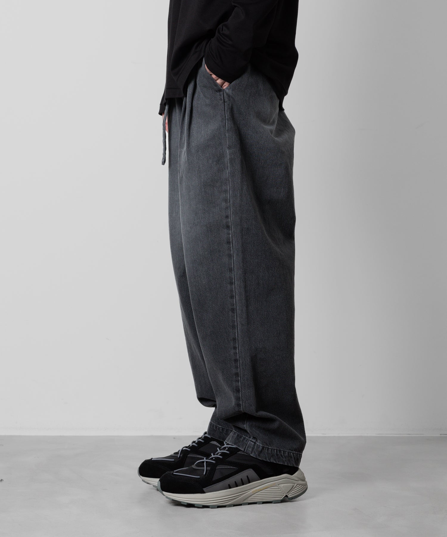 【ATTACHMENT】ATTACHMENT アタッチメントの11oz DENIM BELTED TAPERED FIT TROUSERS - BLACK 公式通販サイトsession福岡セレクトショップ