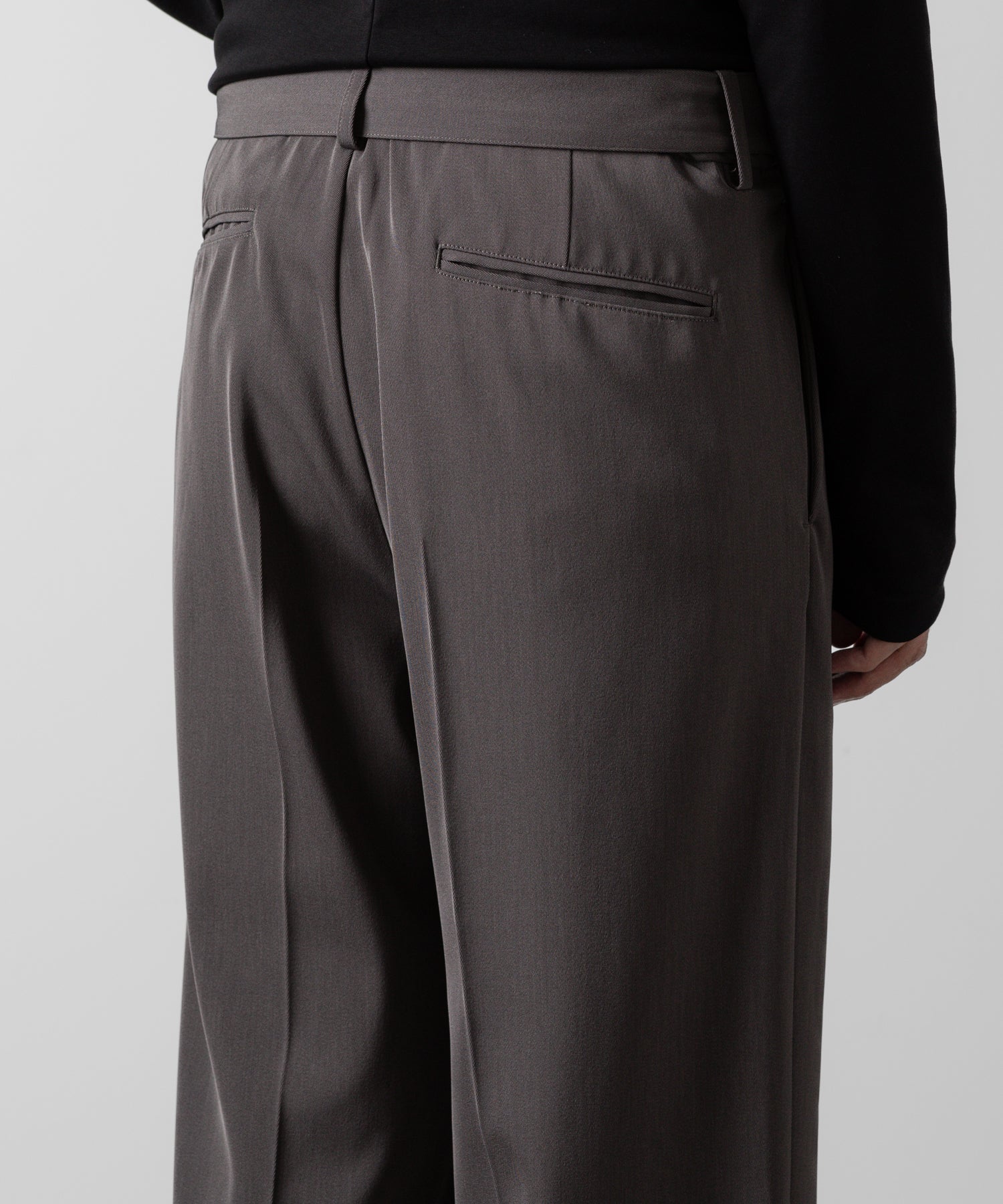 ATTACHMENT アタッチメントのPE STRETCH TWILL BELTED WIDE FIT TROUSERS - KHAKI GRAY 公式通販サイトsession福岡セレクトショップ