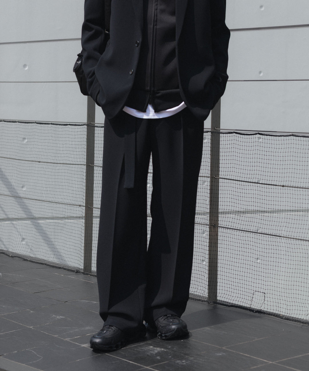 ATTACHMENT アタッチメントのPE STRETCH DOUBLE CLOTH BELTED STRAIGHT TROUSERS - BLACKの公式通販サイトsession福岡セレクトショップ