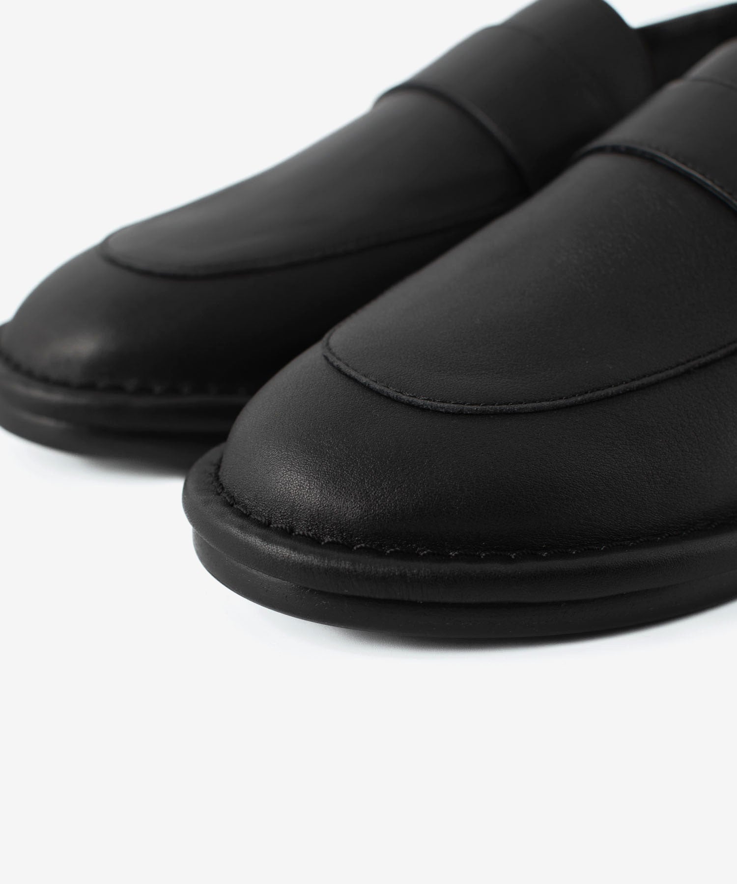 ATTACHMENT /アタッチメント】SMOOTH LEATHER LOAFER - BLACK | 公式