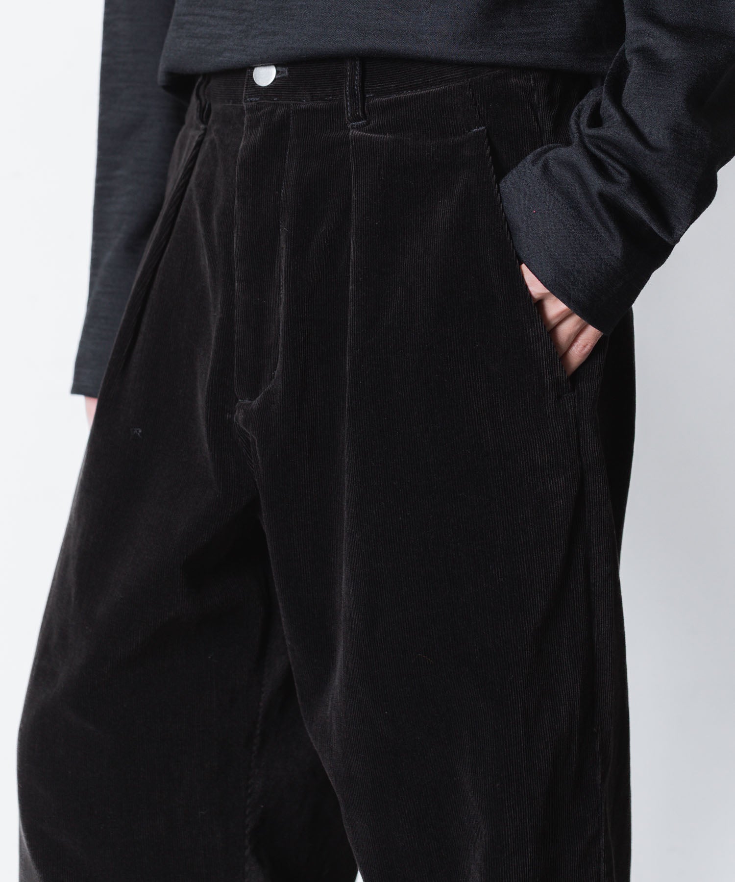 ATTACHMENT アタッチメントのFINX CO CORDUROY 1TUCK WIDE TROUSERS - BLACKの公式通販サイトsession福岡セレクトショップ