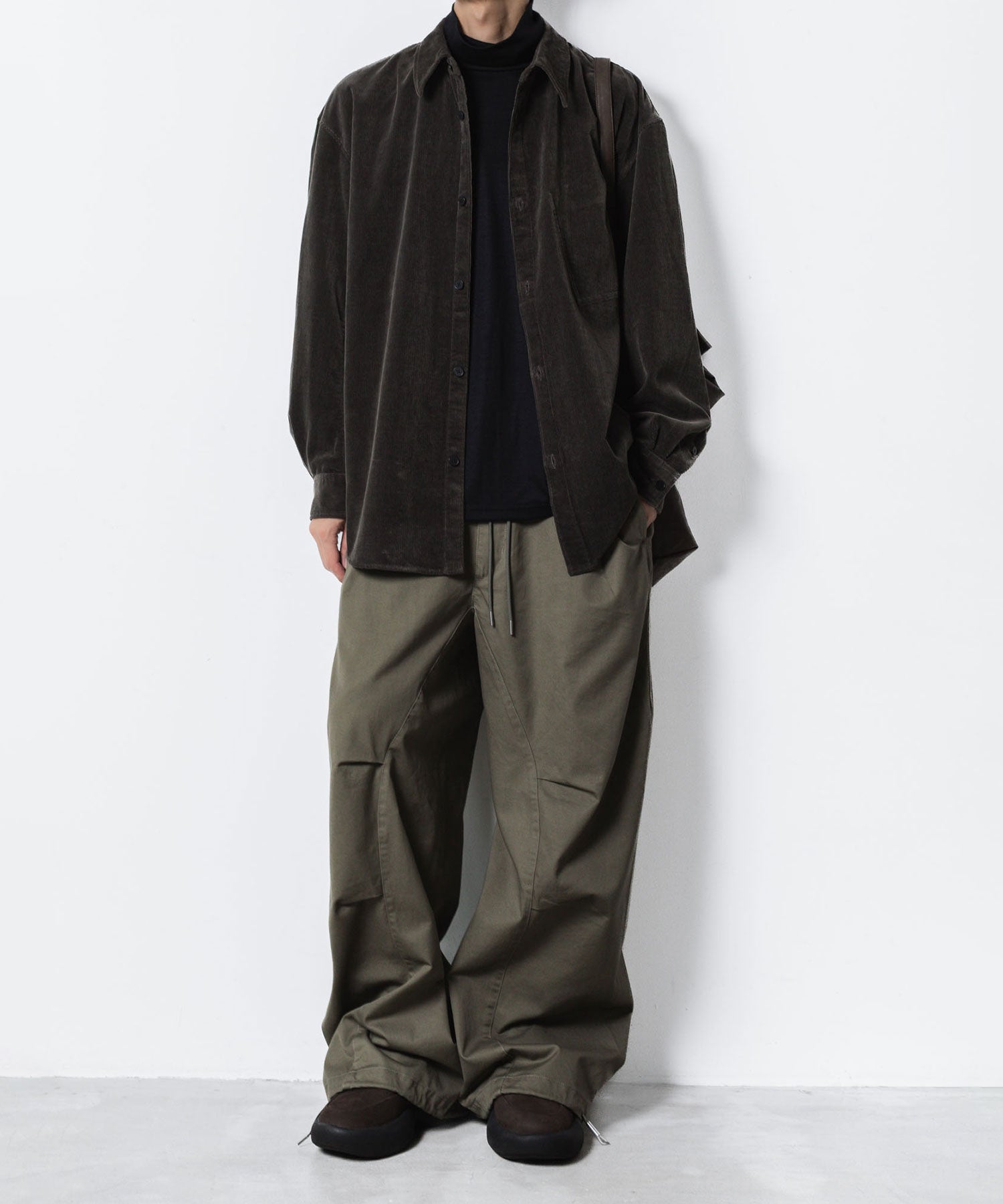 VEIN ヴェインのCOTTON MOLESKIN 3D FILED TROUSERS - KHAKIの公式通販サイトsession福岡セレクトショップ