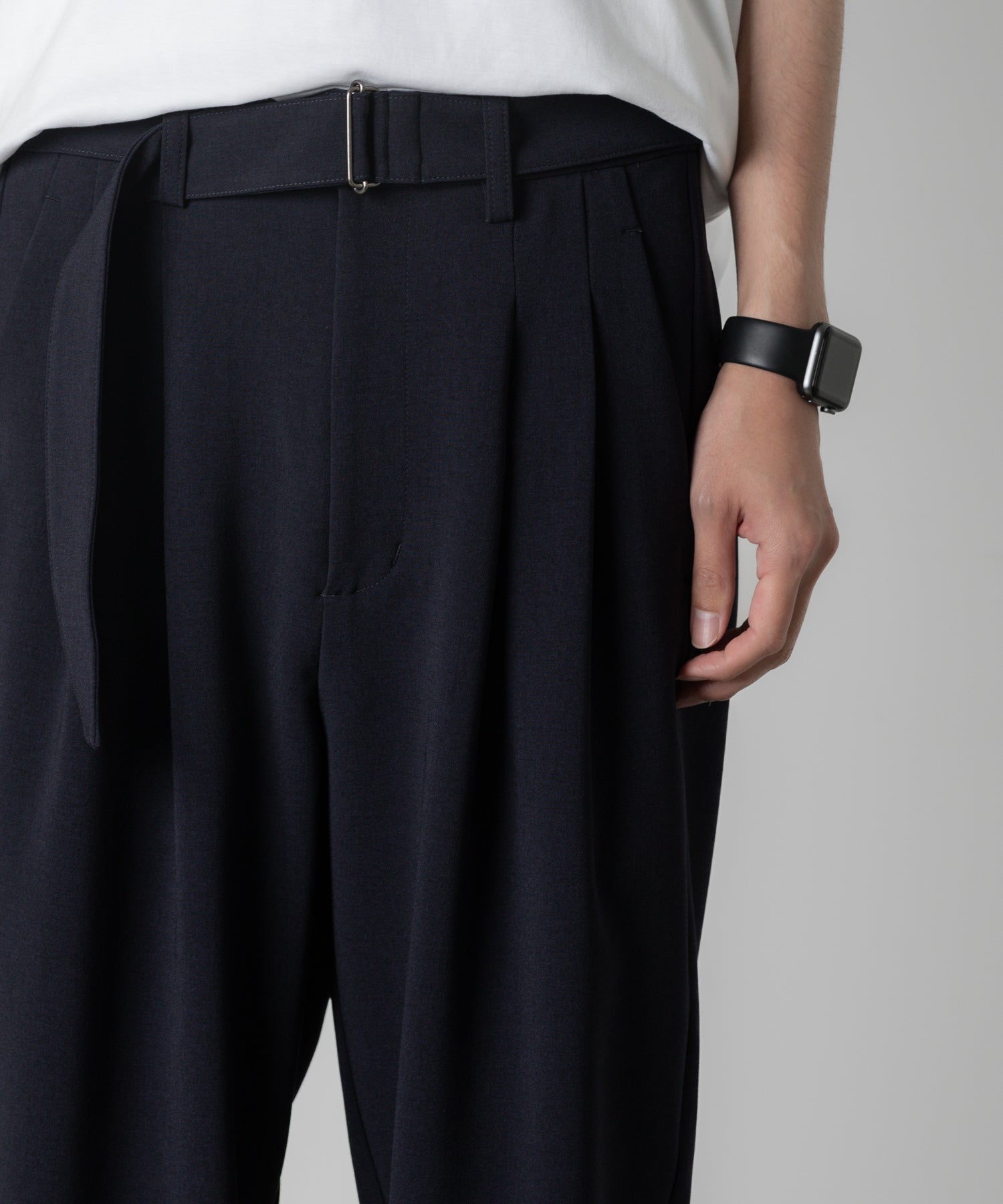 ATTACHMENT アタッチメントのPE STRECH DOUBLE CLOTH BELTED TAPERD FIT TROUSERS - NAVYの公式通販サイトsession福岡セレクトショップ