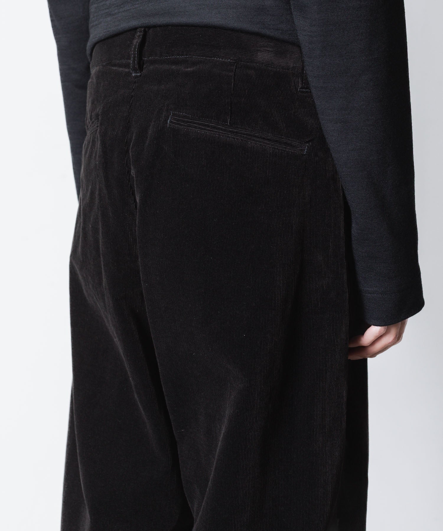ATTACHMENT アタッチメントのFINX CO CORDUROY 1TUCK WIDE TROUSERS - BLACKの公式通販サイトsession福岡セレクトショップ