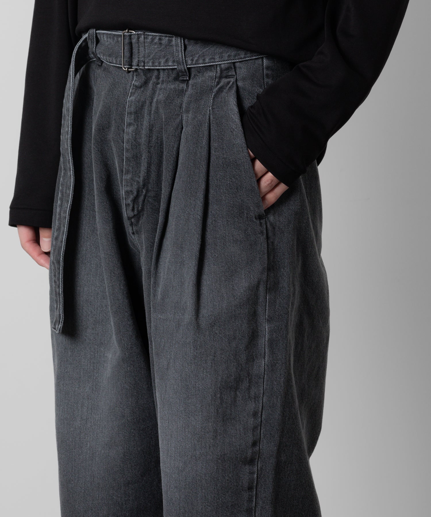 【ATTACHMENT】ATTACHMENT アタッチメントの11oz DENIM BELTED TAPERED FIT TROUSERS - BLACK 公式通販サイトsession福岡セレクトショップ