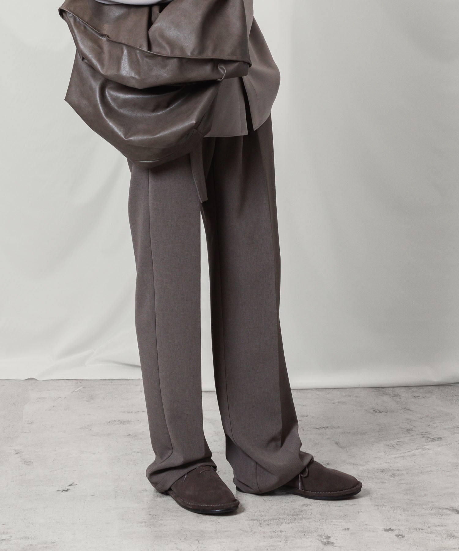 【 ATTACHMENT 】PE STRETCH DOUBLE CLOTH BELTED STRAIGHT TROUSERS - D.KH GRAY