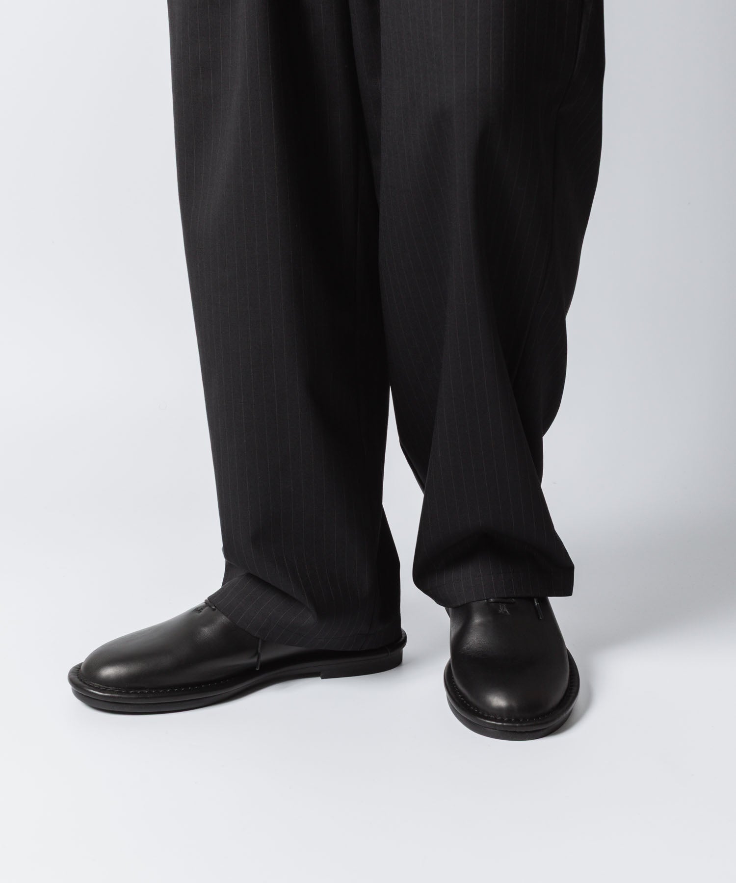 ATTACHMENT アタッチメントのCOW LEATHER BABOUCHE - BLACKの公式通販サイトsession福岡セレクトショップ